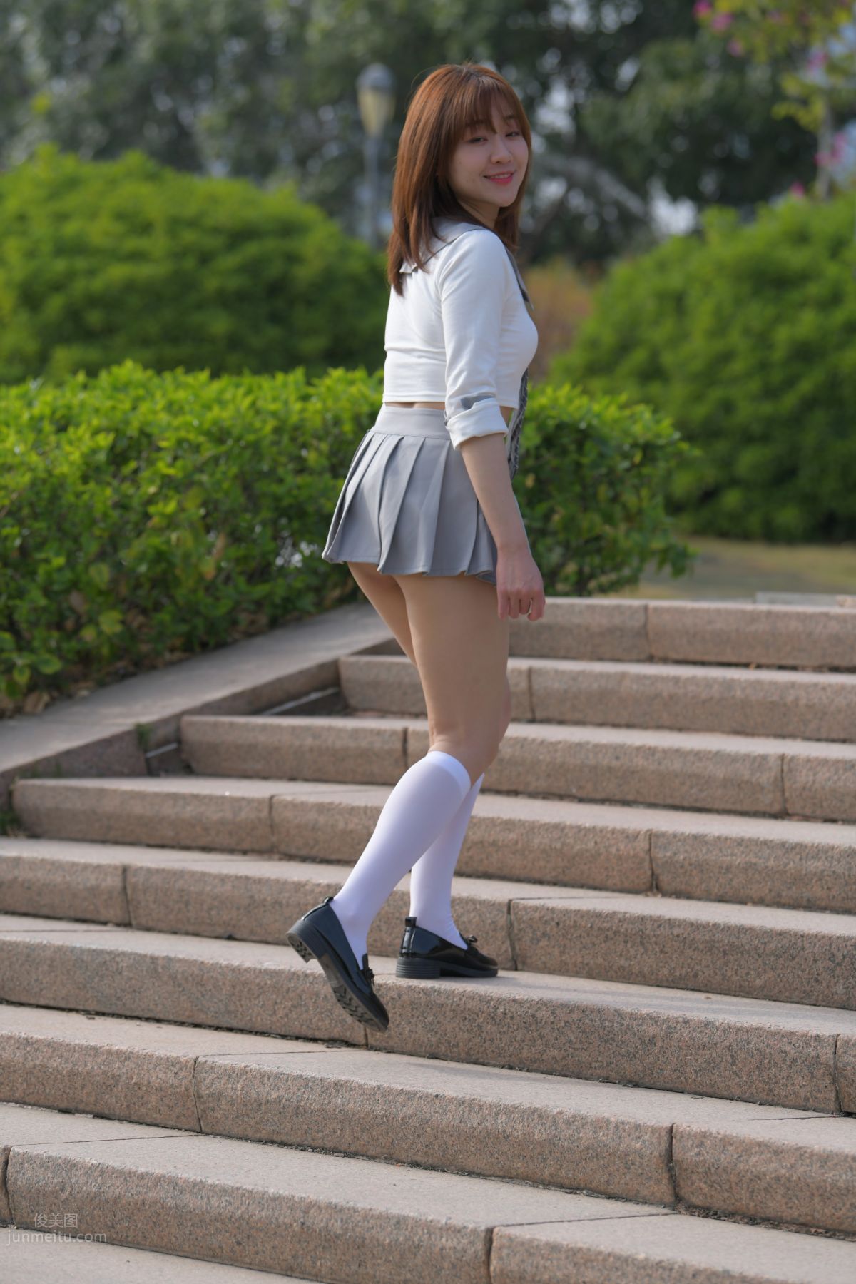 [魔鏡街拍] 095 性感動人的小百褶裙美女 375