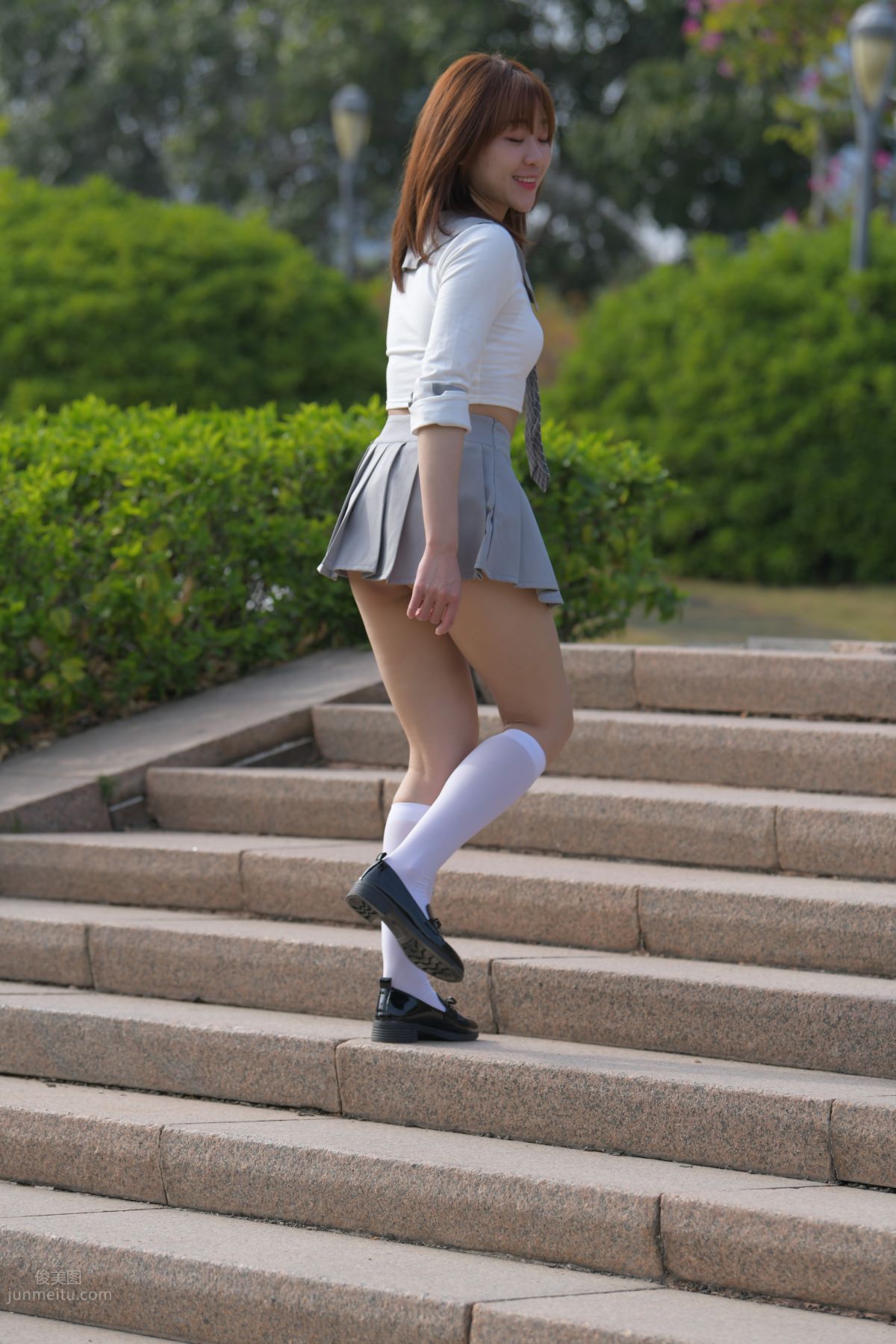 [魔鏡街拍] 095 性感動人的小百褶裙美女 376