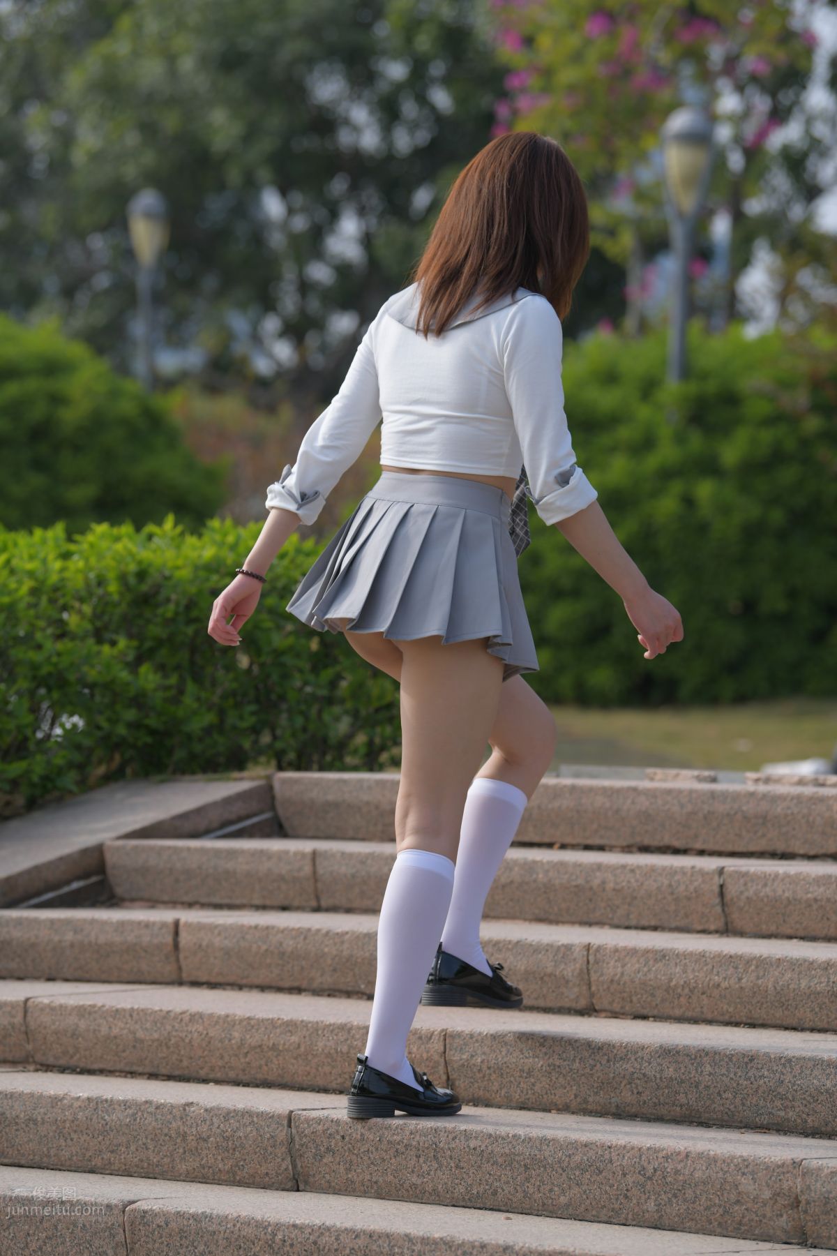 [魔鏡街拍] 095 性感動人的小百褶裙美女 378