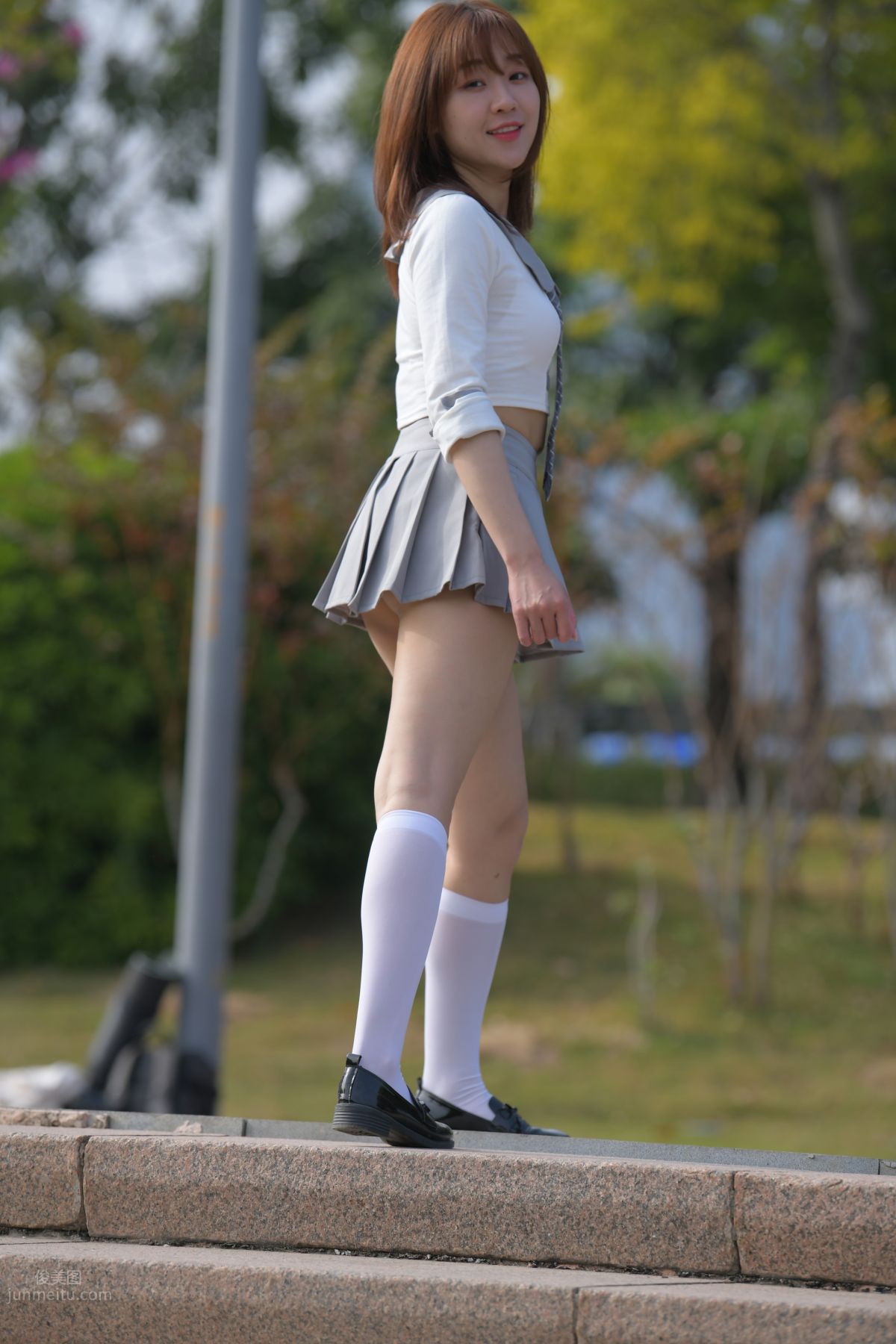 [魔鏡街拍] 095 性感動人的小百褶裙美女 380