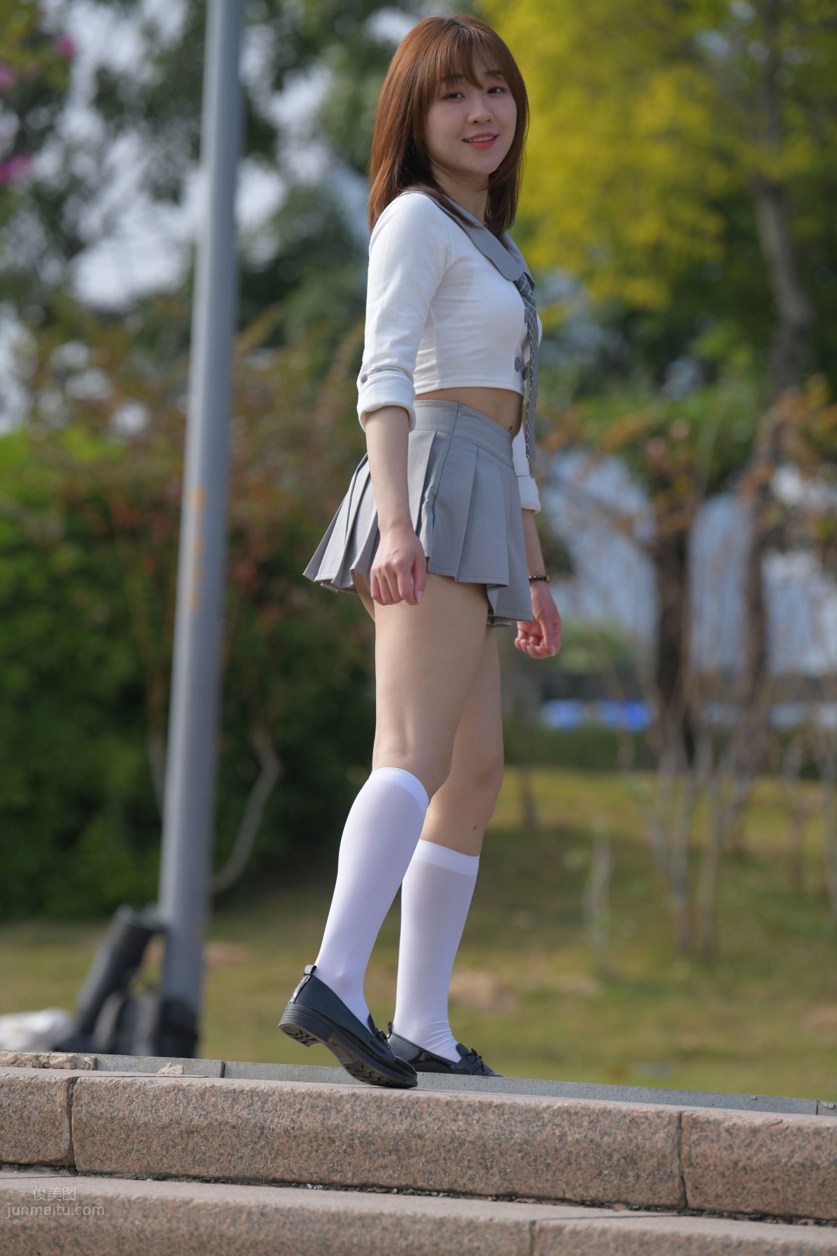[魔鏡街拍] 095 性感動人的小百褶裙美女 381