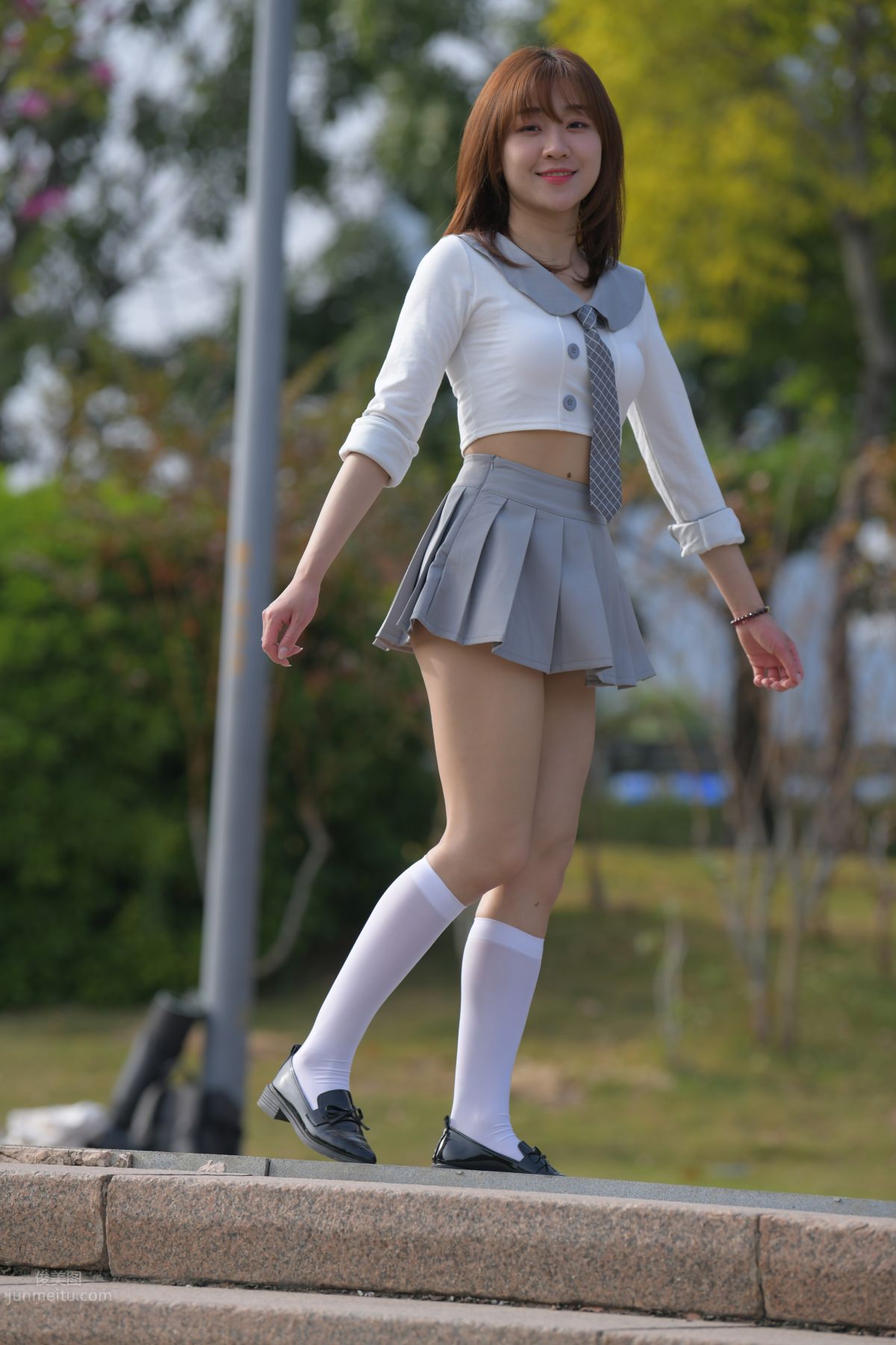 [魔鏡街拍] 095 性感動人的小百褶裙美女 382