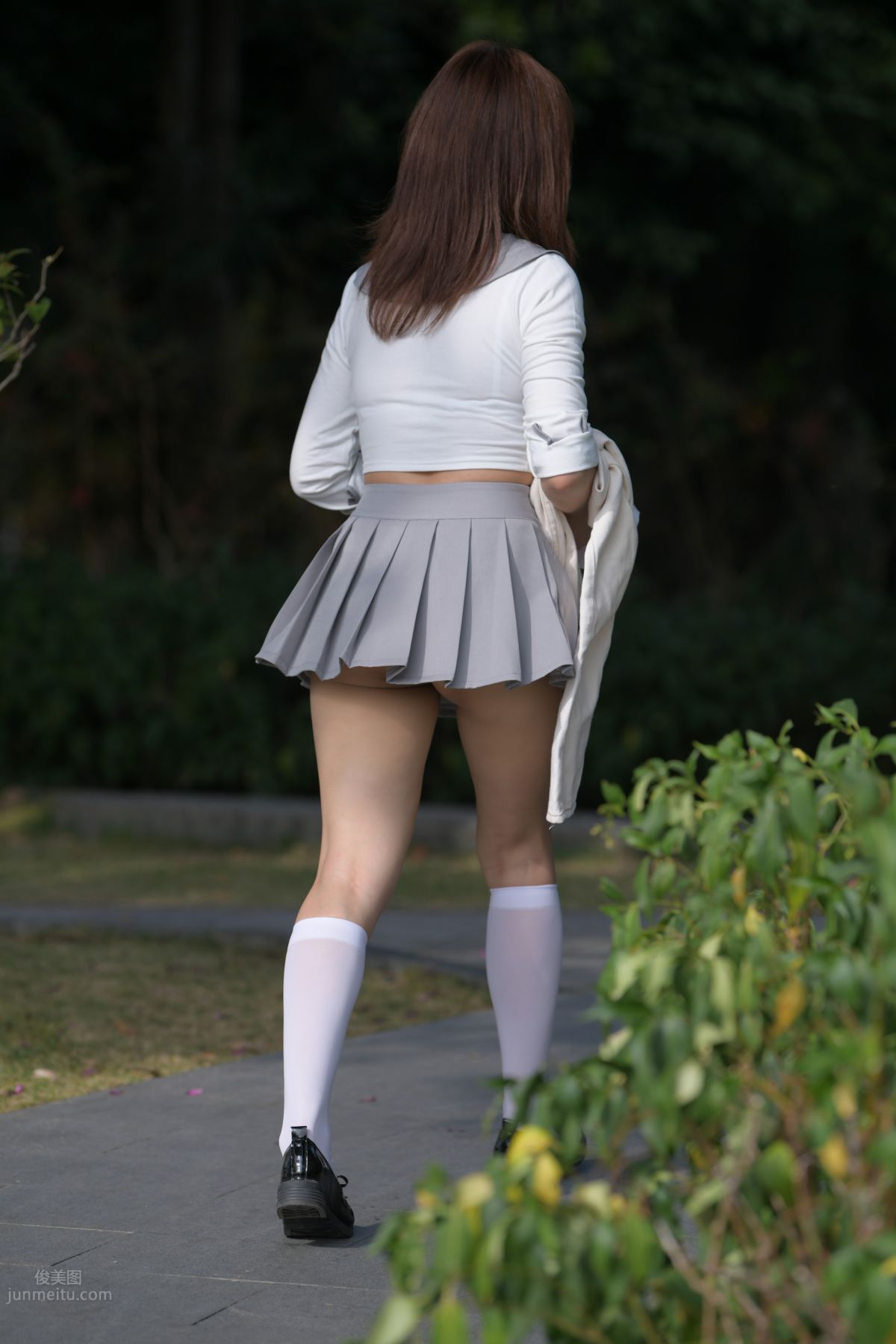 [魔鏡街拍] 095 性感動人的小百褶裙美女 391