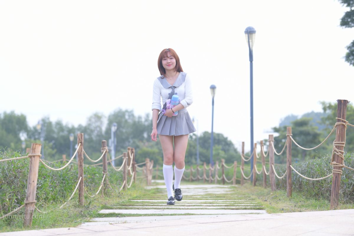 [魔鏡街拍] 095 性感動人的小百褶裙美女 396