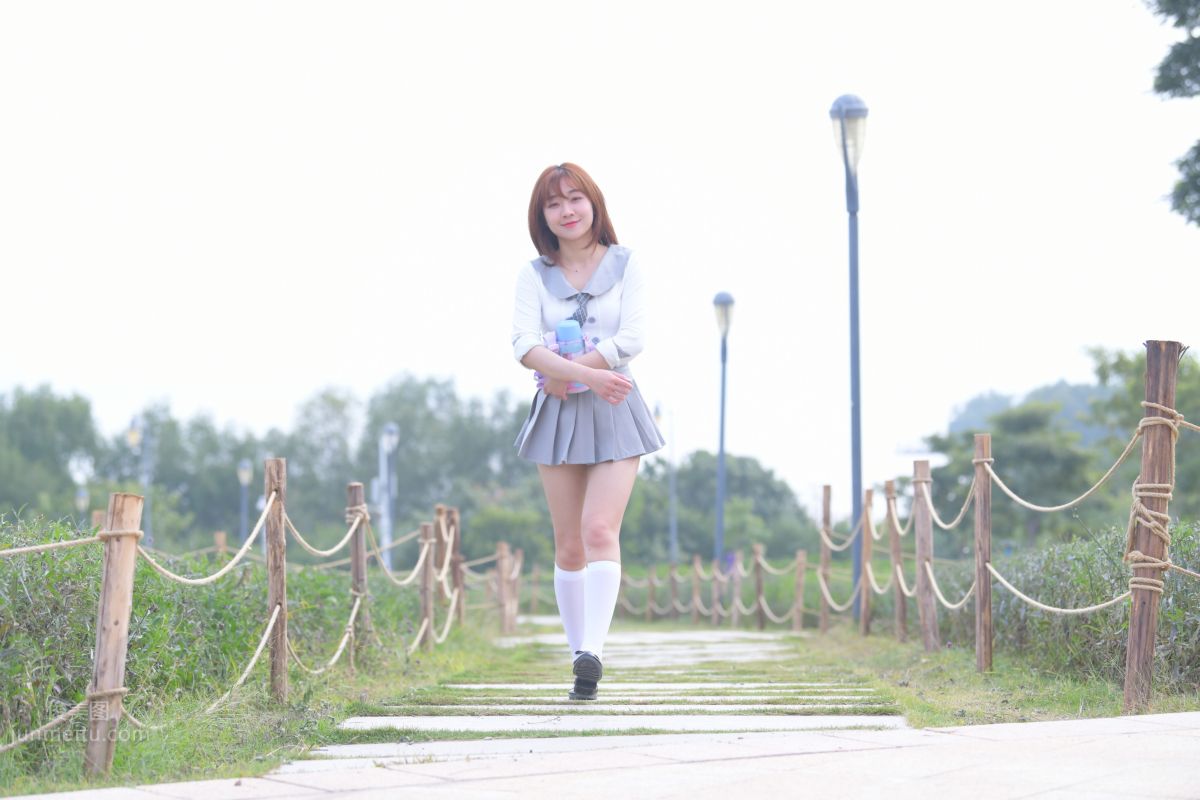 [魔鏡街拍] 095 性感動人的小百褶裙美女 398