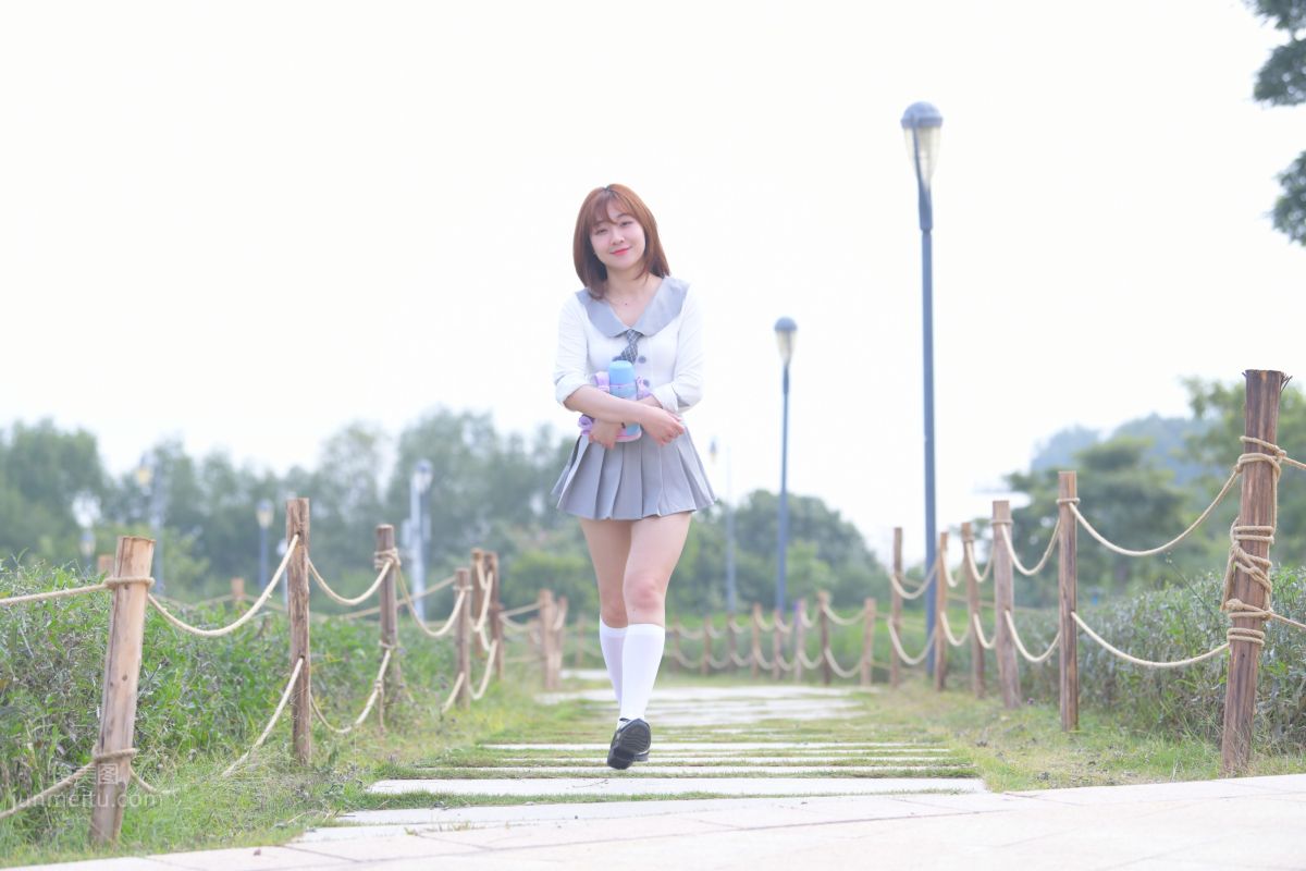 [魔鏡街拍] 095 性感動人的小百褶裙美女 399