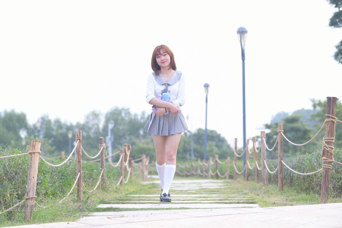 [魔鏡街拍] 095 性感動人的小百褶裙美女 400