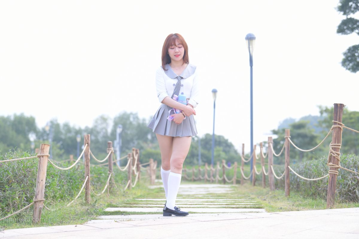[魔鏡街拍] 095 性感動人的小百褶裙美女 401