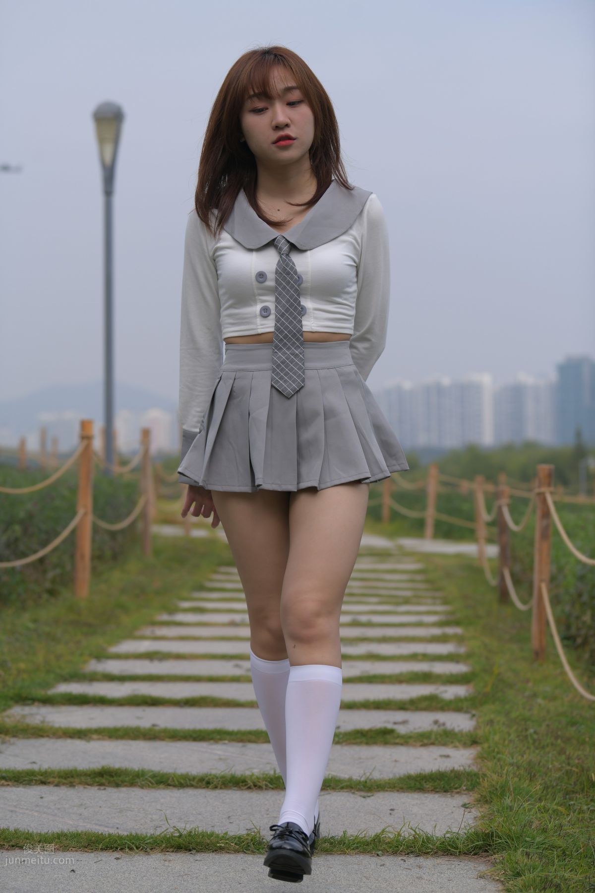 [魔鏡街拍] 095 性感動人的小百褶裙美女 410