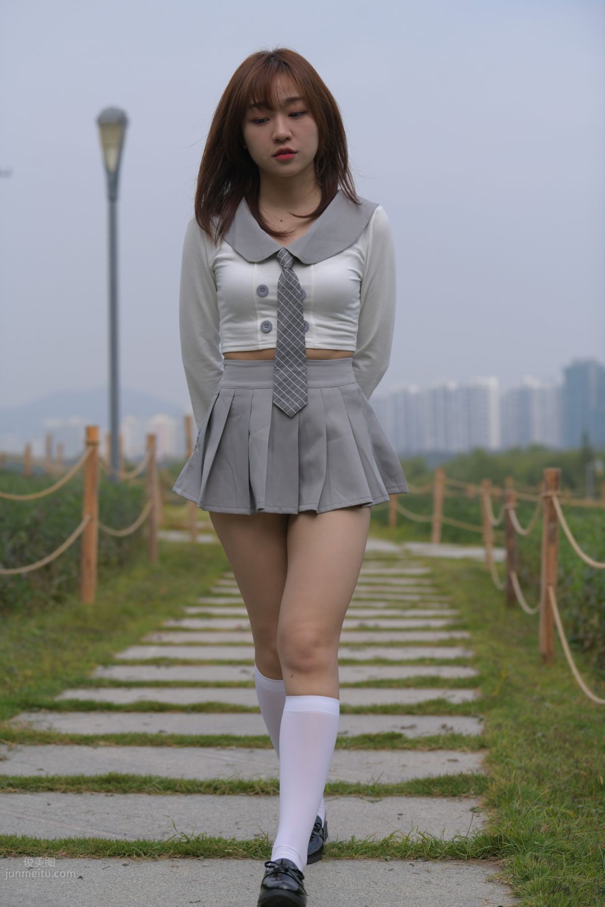 [魔鏡街拍] 095 性感動人的小百褶裙美女 411