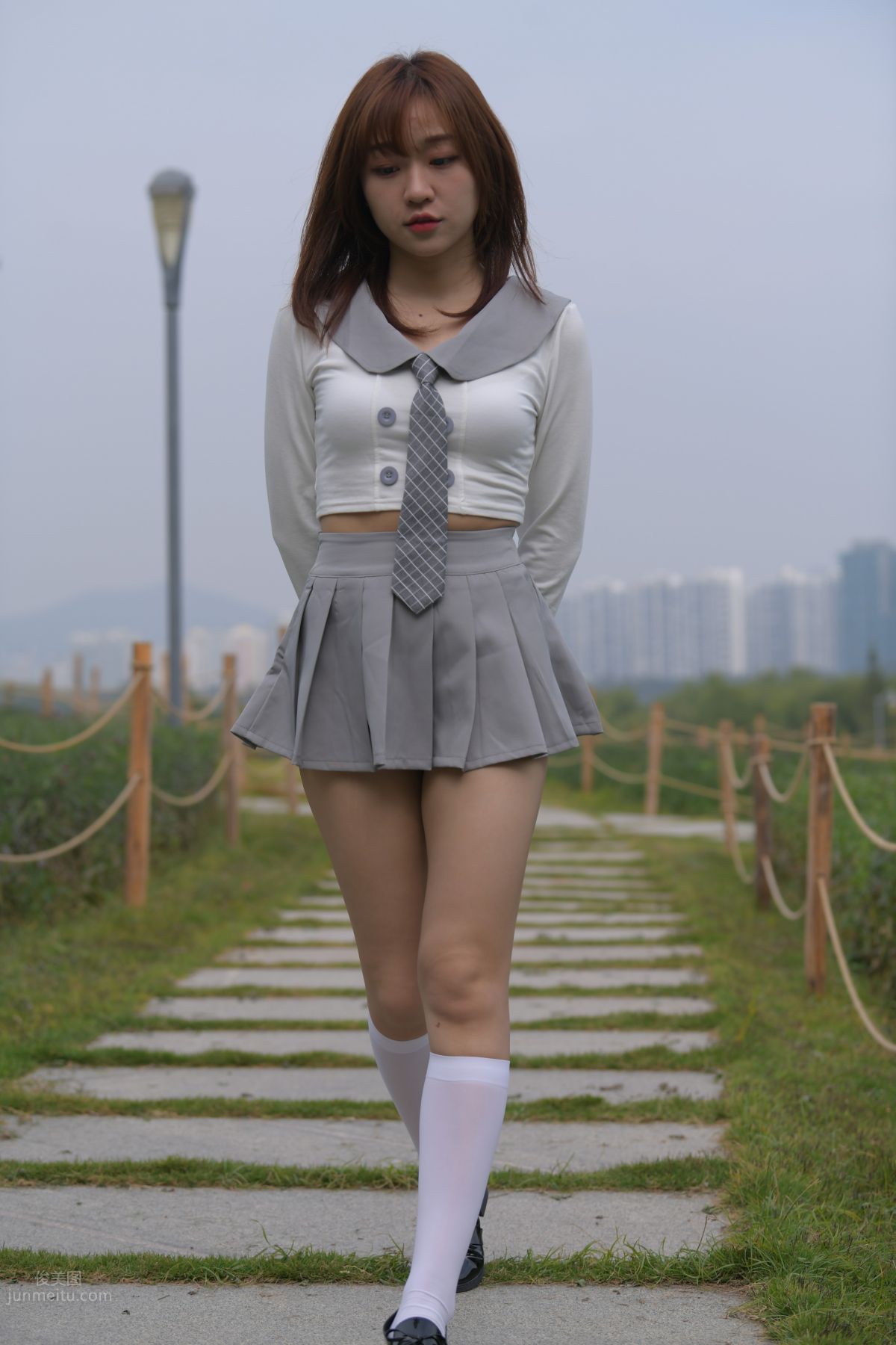 [魔鏡街拍] 095 性感動人的小百褶裙美女 412