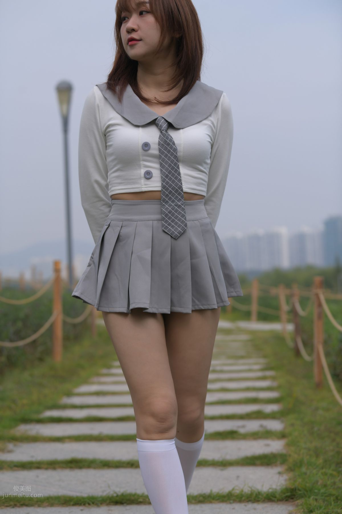 [魔鏡街拍] 095 性感動人的小百褶裙美女 415