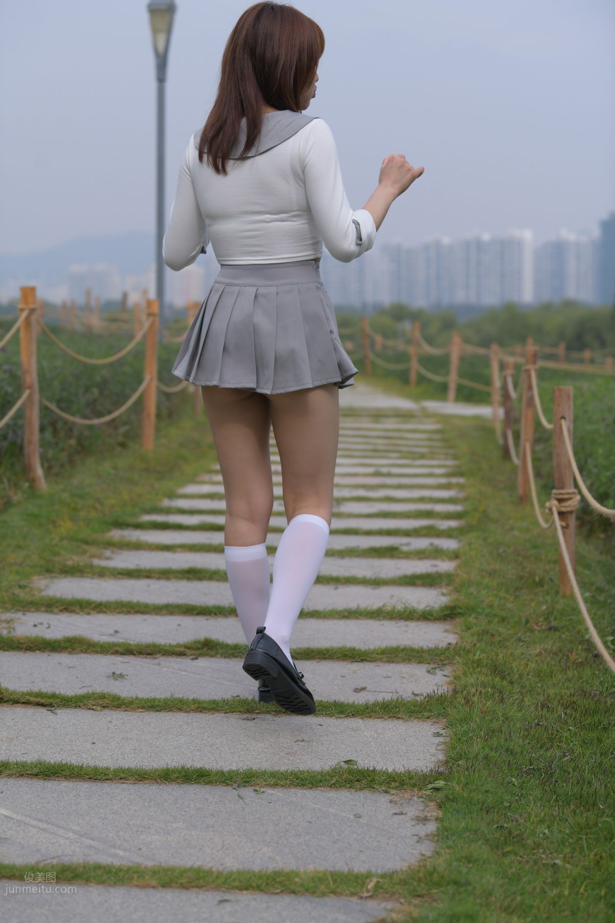 [魔鏡街拍] 095 性感動人的小百褶裙美女 416