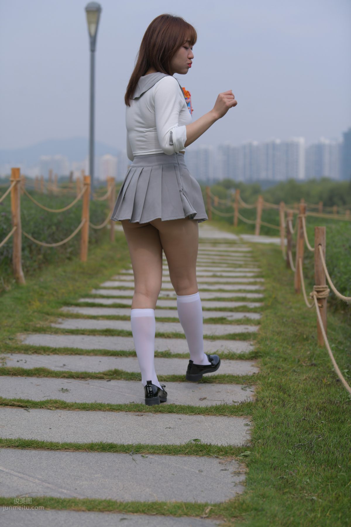 [魔鏡街拍] 095 性感動人的小百褶裙美女 418
