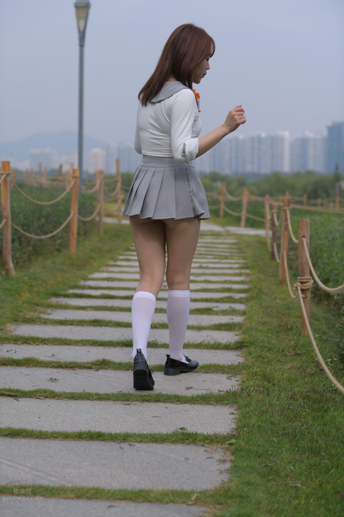 [魔鏡街拍] 095 性感動人的小百褶裙美女 420