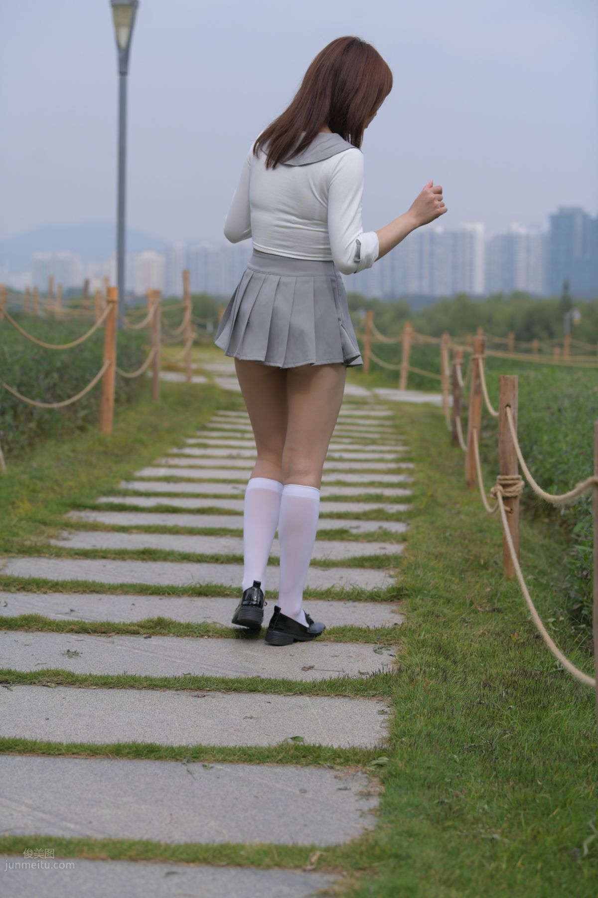 [魔鏡街拍] 095 性感動人的小百褶裙美女 421