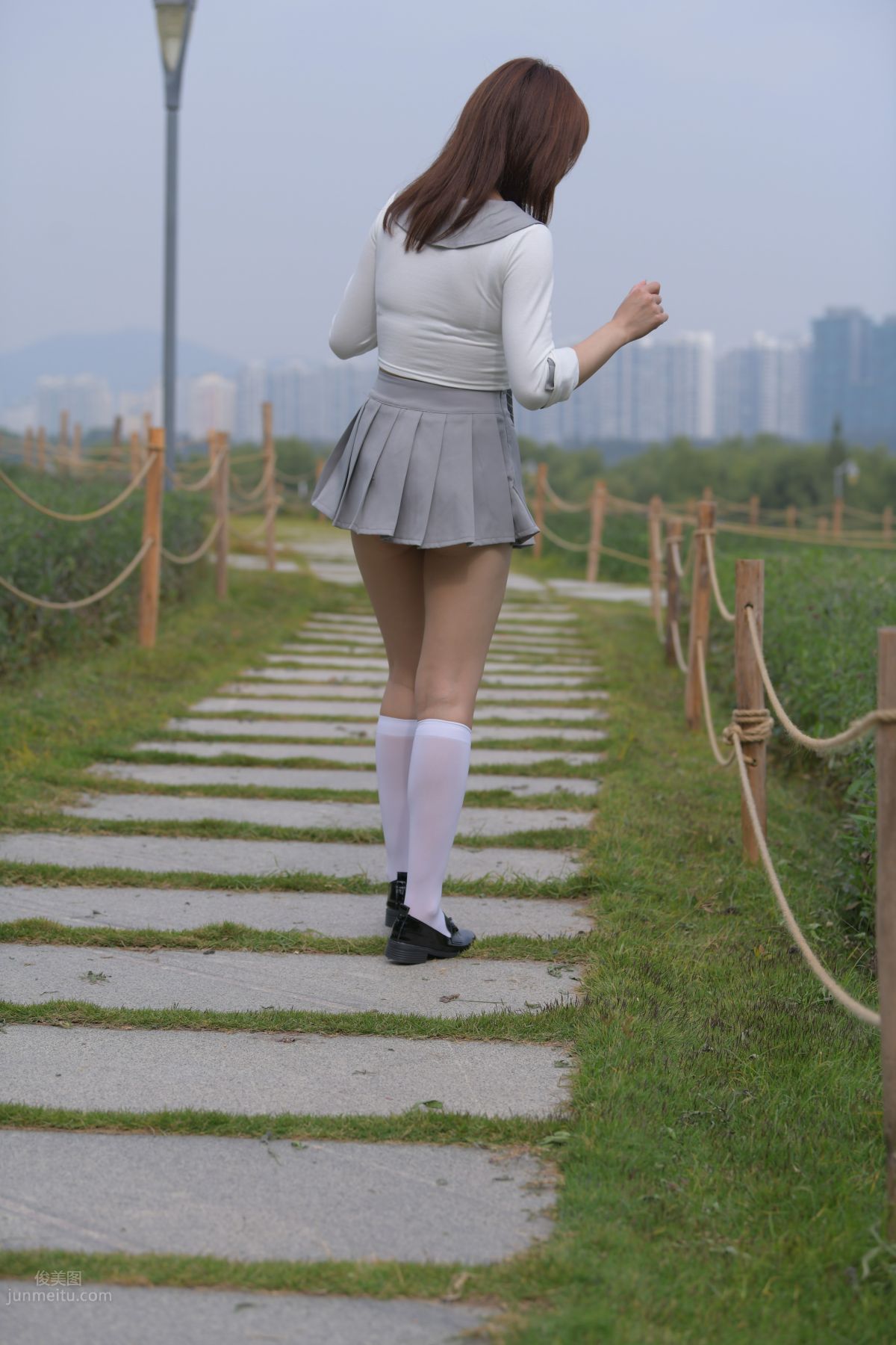 [魔鏡街拍] 095 性感動人的小百褶裙美女 422