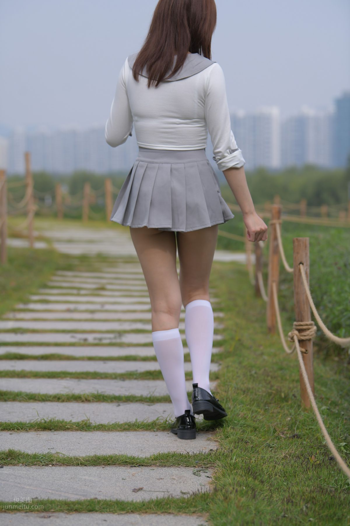 [魔鏡街拍] 095 性感動人的小百褶裙美女 423