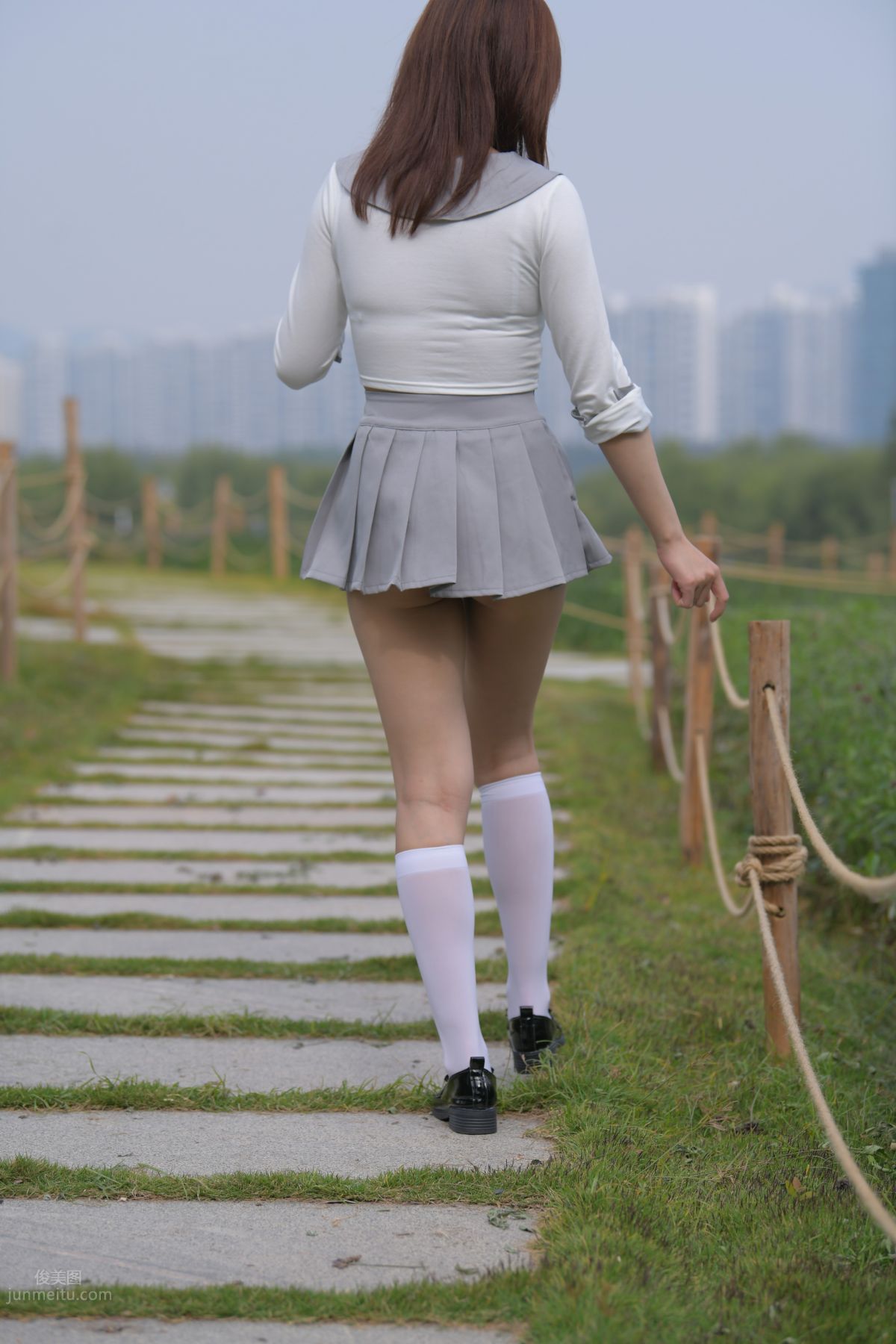 [魔鏡街拍] 095 性感動人的小百褶裙美女 424
