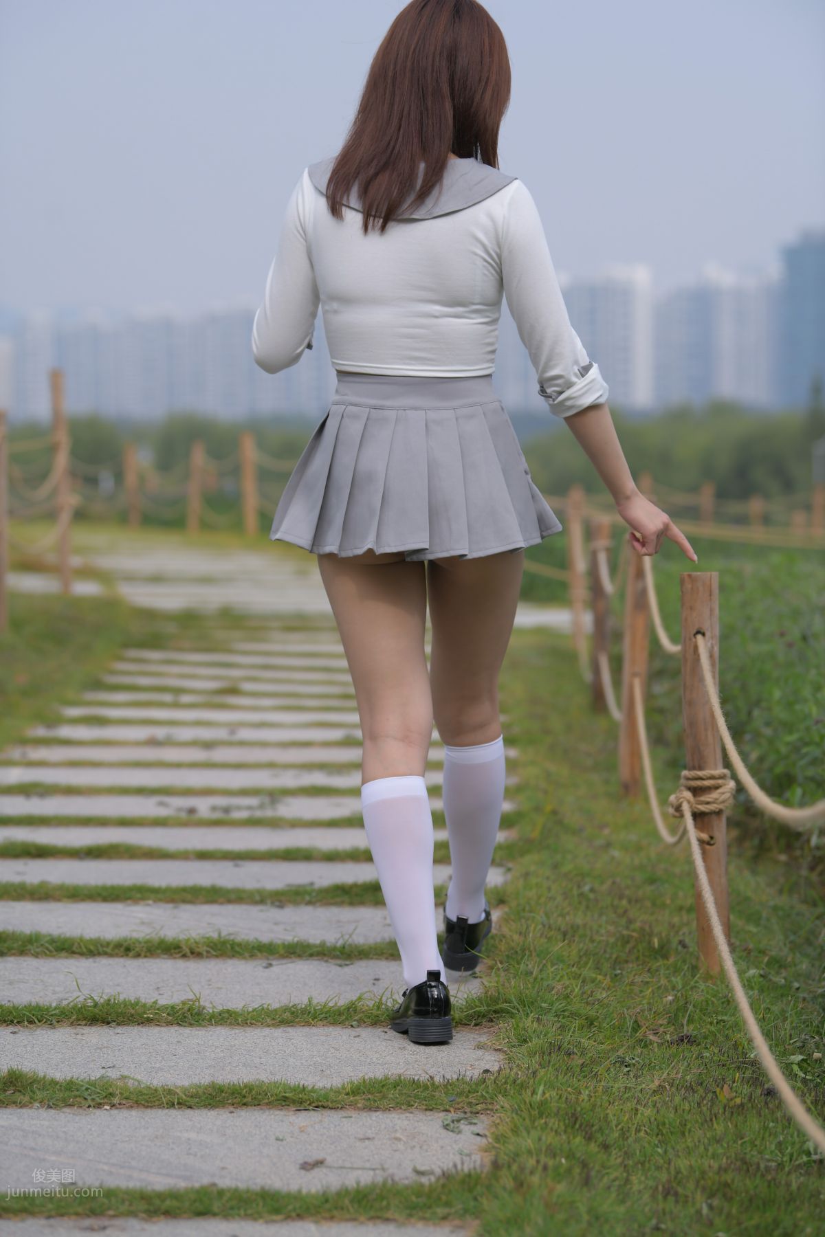 [魔鏡街拍] 095 性感動人的小百褶裙美女 425