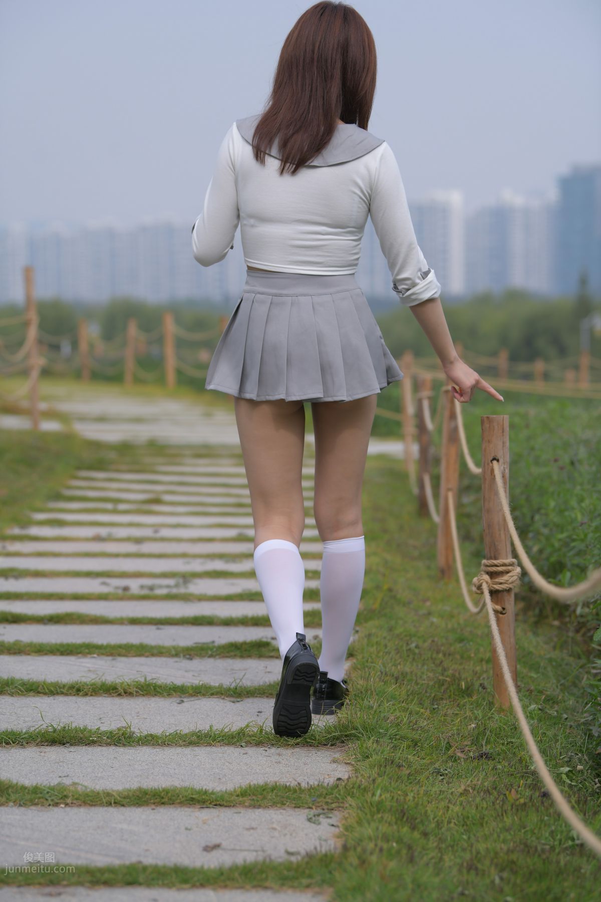 [魔鏡街拍] 095 性感動人的小百褶裙美女 427