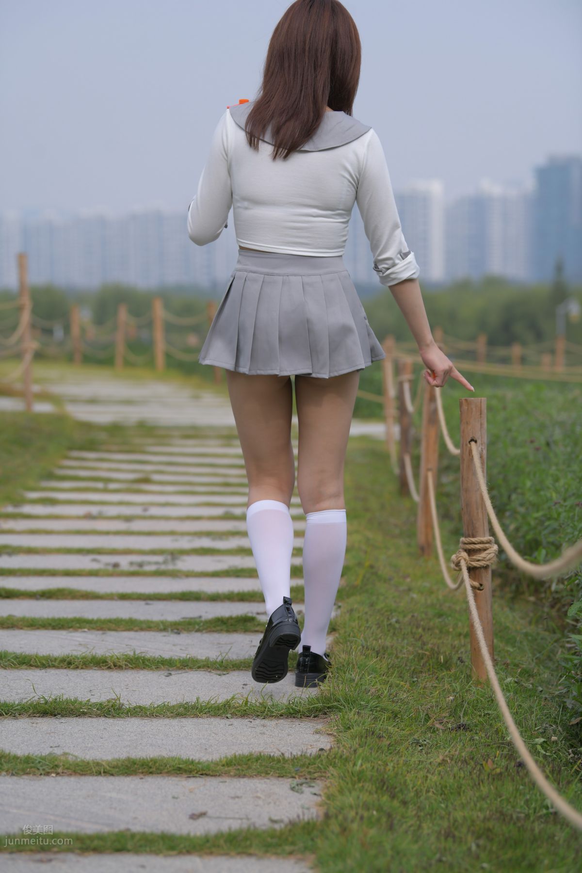 [魔鏡街拍] 095 性感動人的小百褶裙美女 428