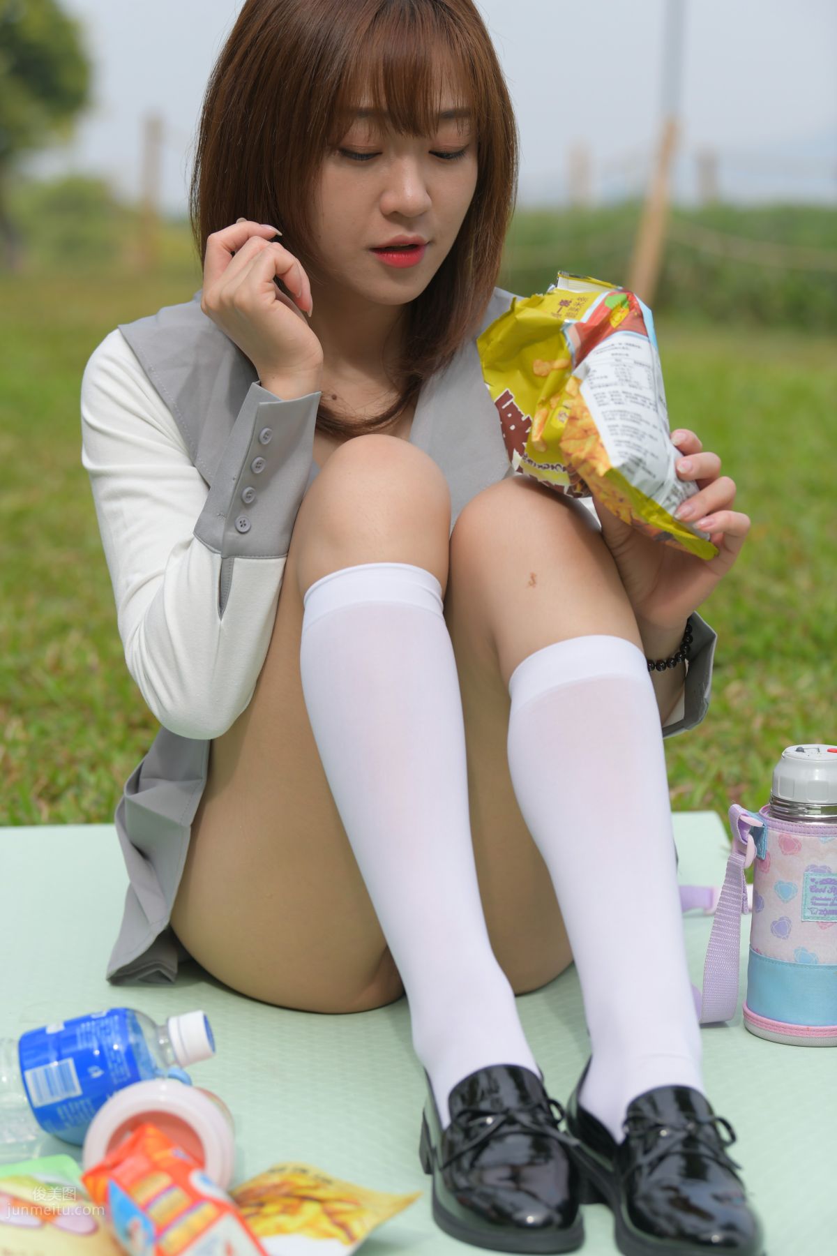 [魔鏡街拍] 095 性感動人的小百褶裙美女 444