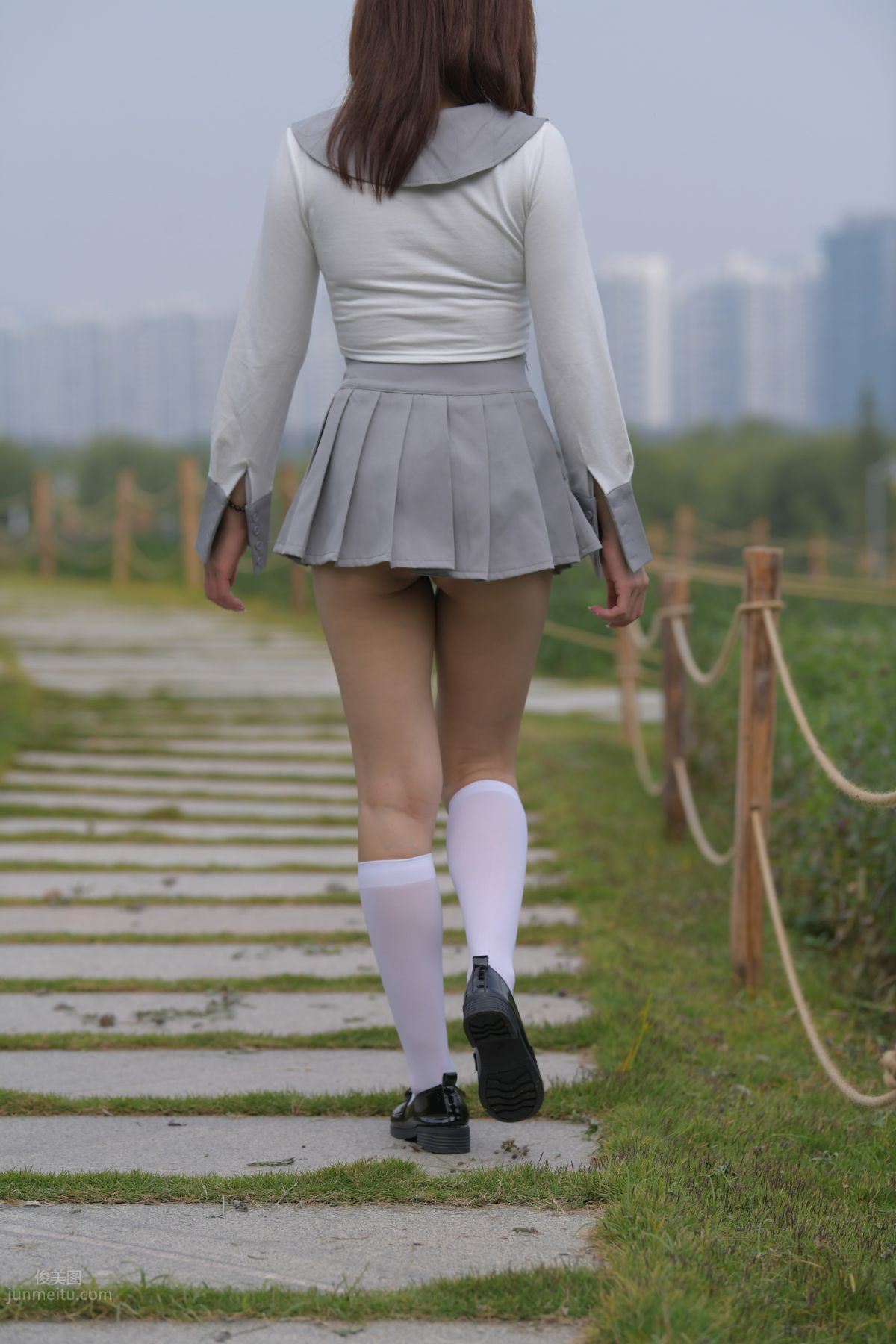 [魔鏡街拍] 095 性感動人的小百褶裙美女 460