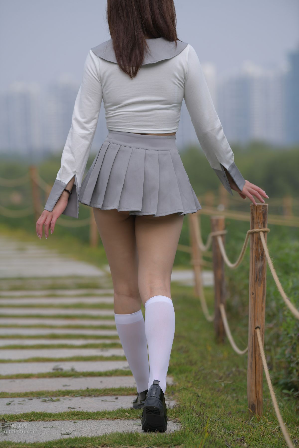 [魔鏡街拍] 095 性感動人的小百褶裙美女 463
