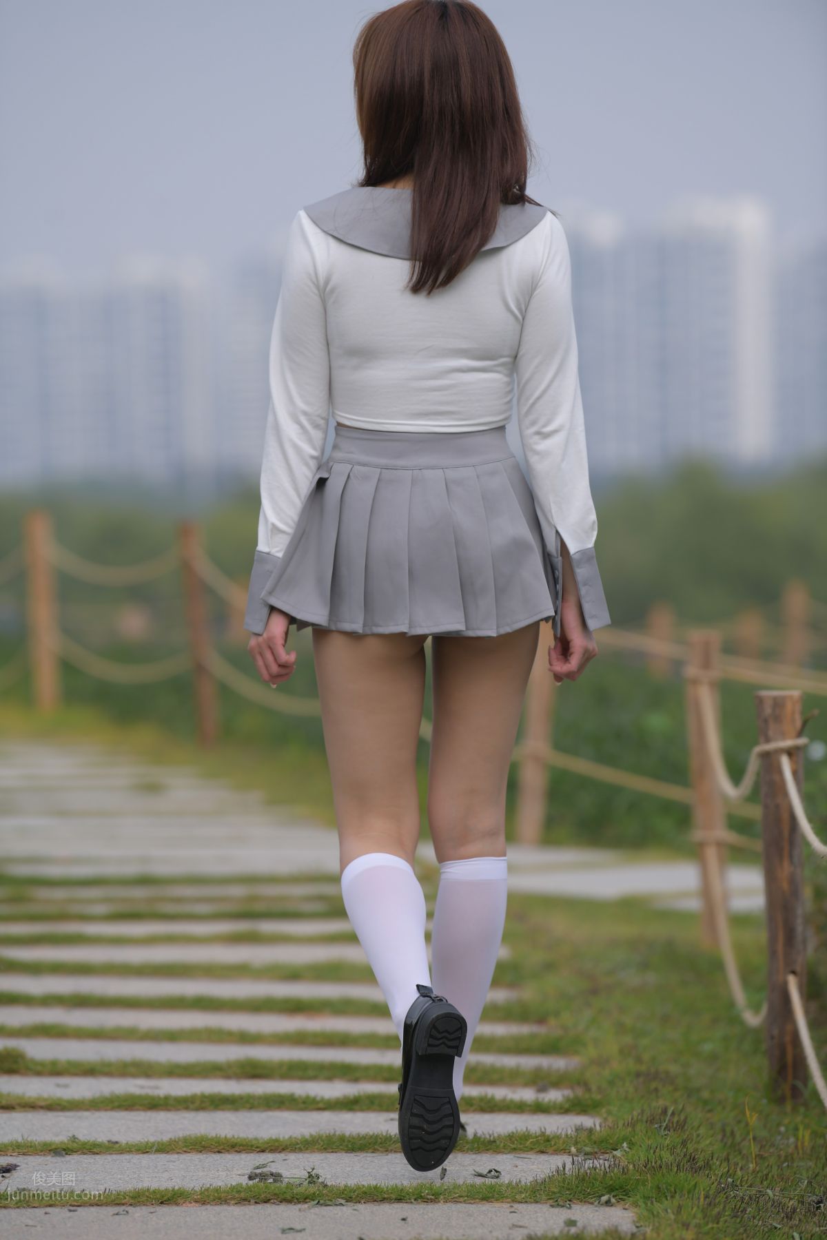 [魔鏡街拍] 095 性感動人的小百褶裙美女 470