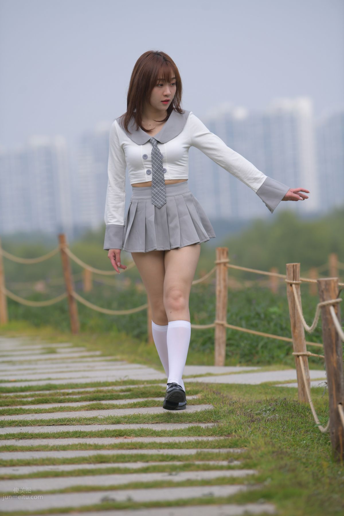 [魔鏡街拍] 095 性感動人的小百褶裙美女 475