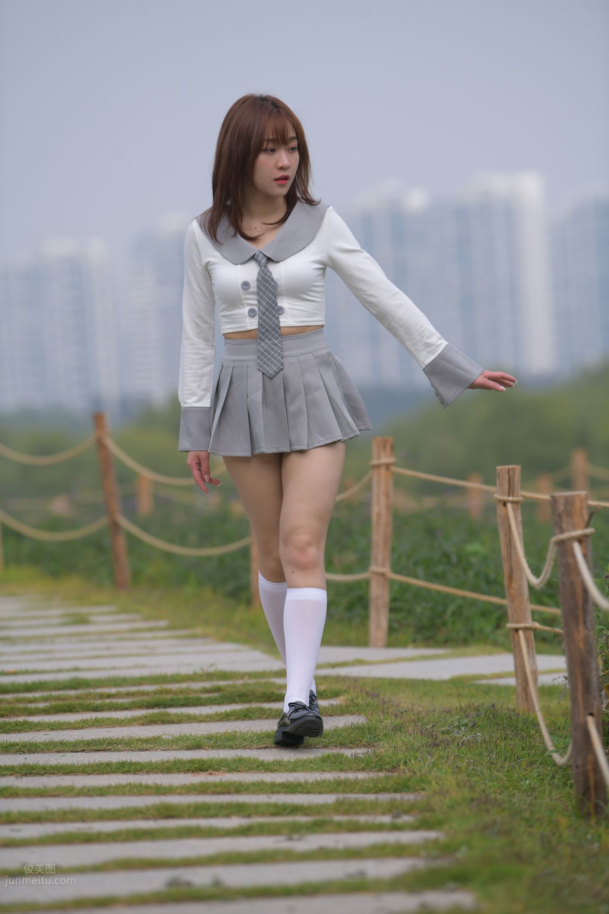 [魔鏡街拍] 095 性感動人的小百褶裙美女 476