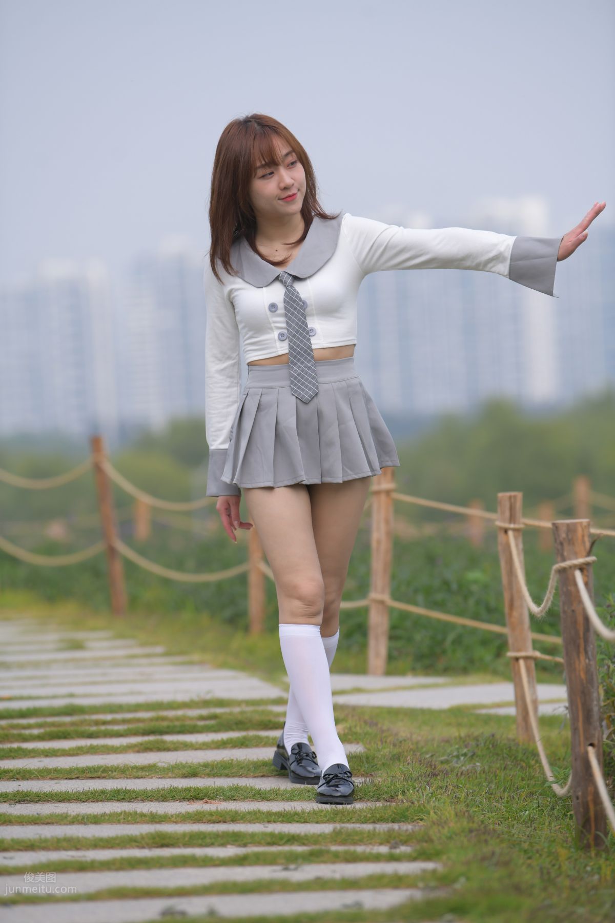 [魔鏡街拍] 095 性感動人的小百褶裙美女 480