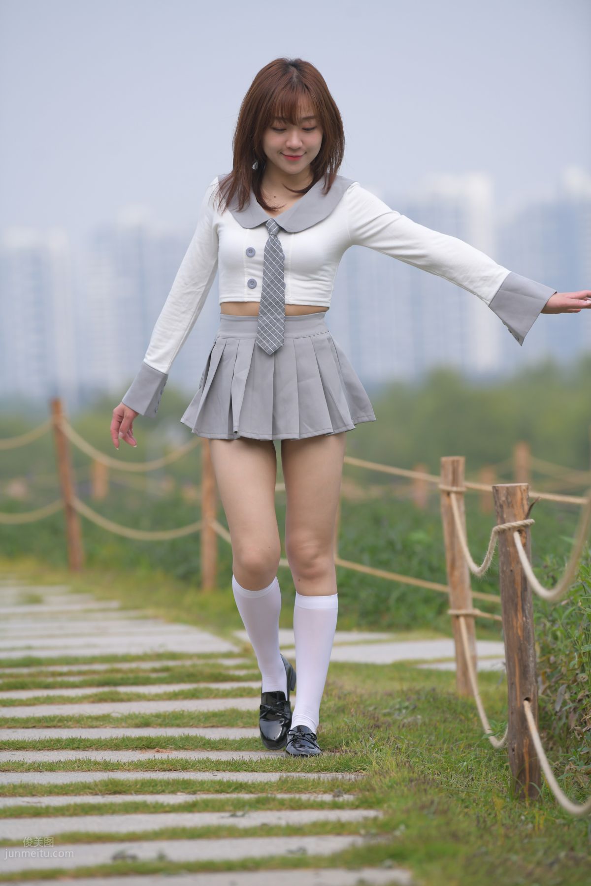 [魔鏡街拍] 095 性感動人的小百褶裙美女 484
