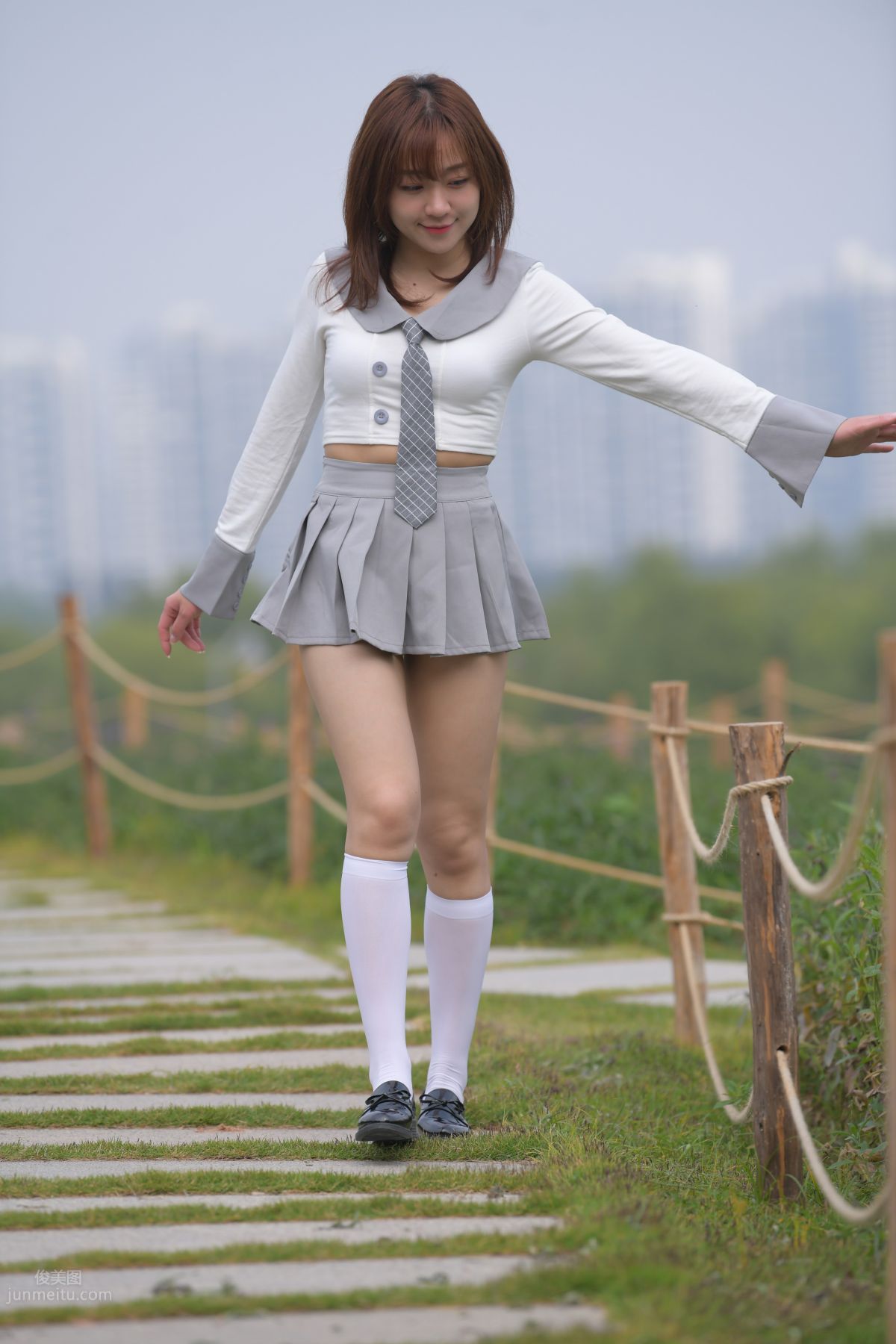 [魔鏡街拍] 095 性感動人的小百褶裙美女 485