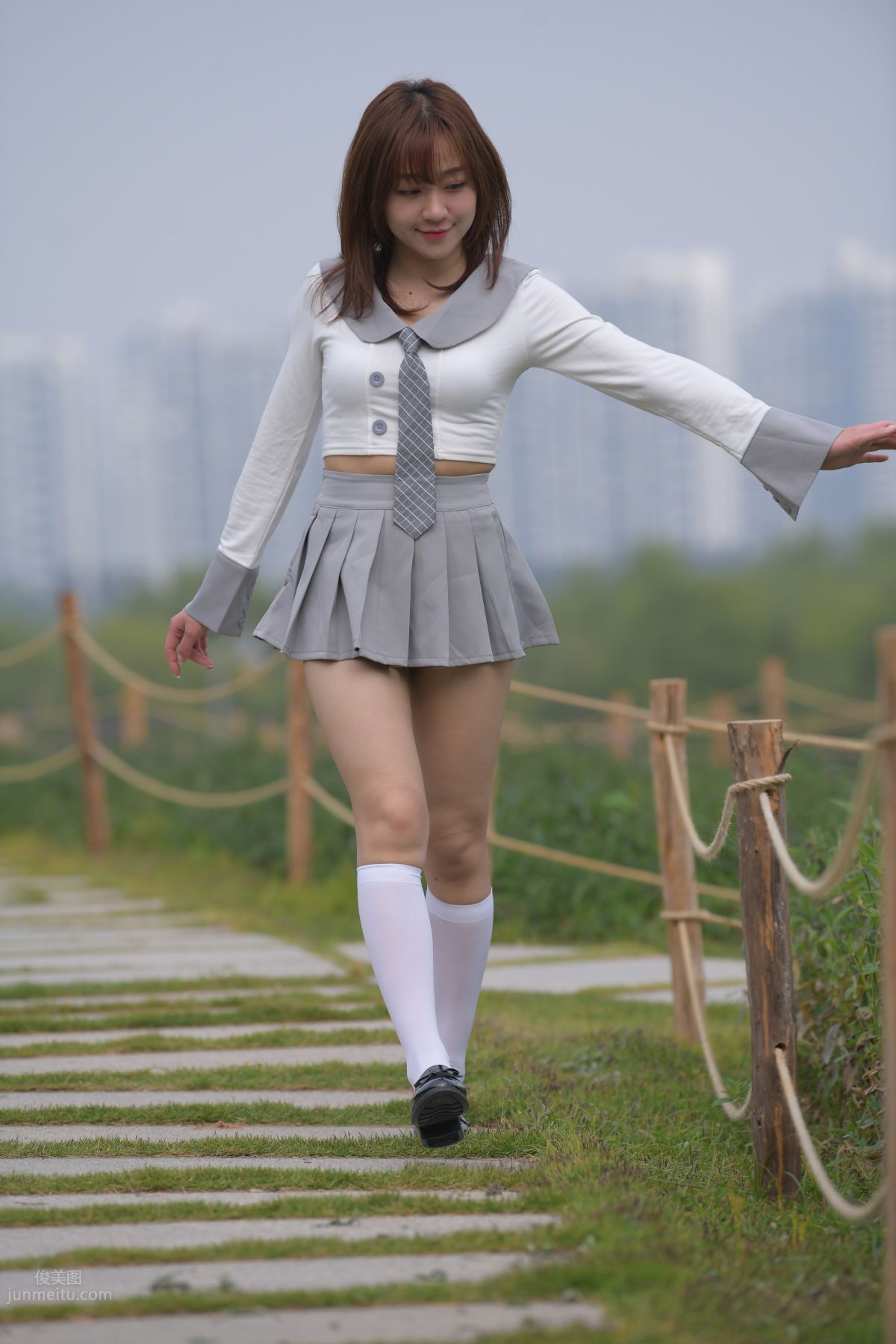 [魔鏡街拍] 095 性感動人的小百褶裙美女 486