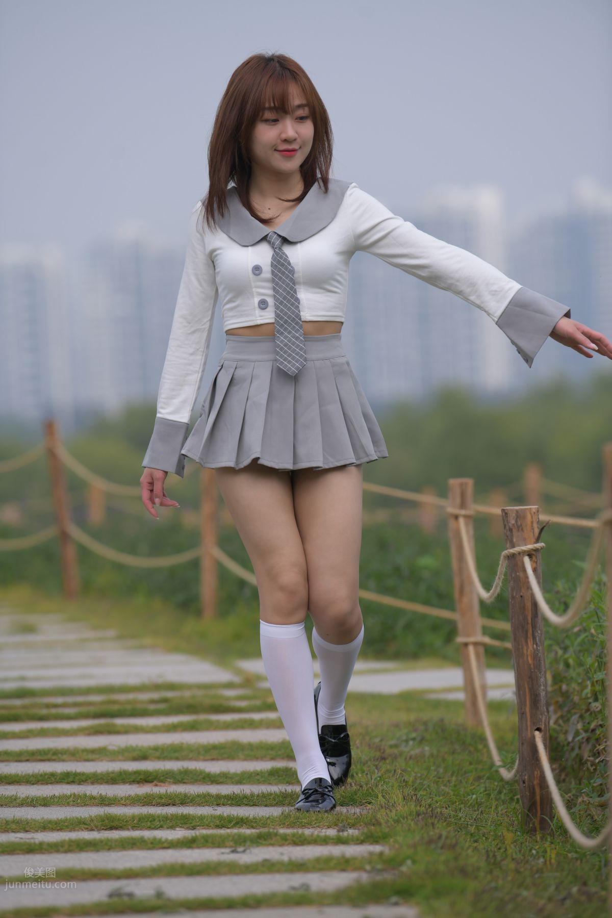 [魔鏡街拍] 095 性感動人的小百褶裙美女 488