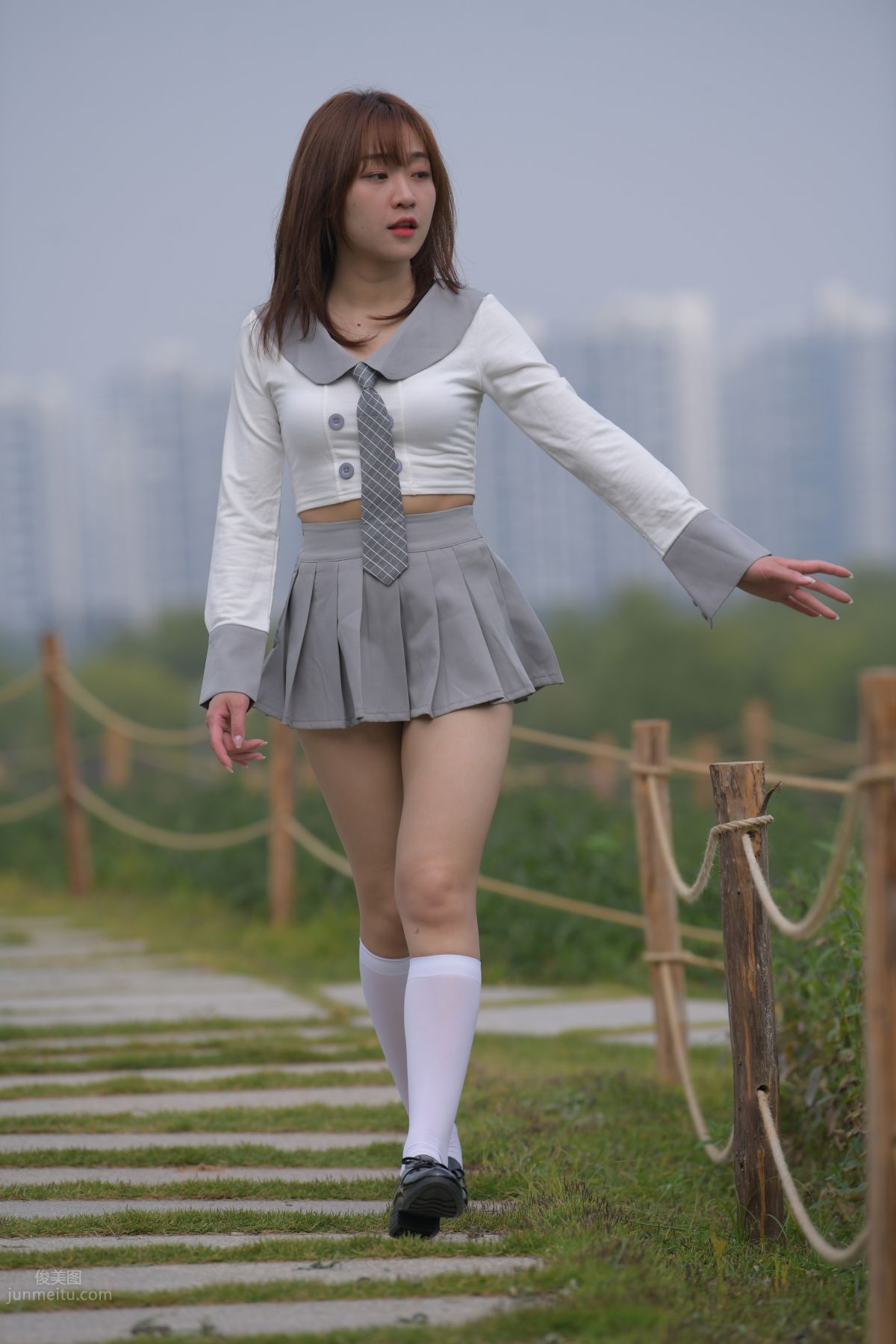 [魔鏡街拍] 095 性感動人的小百褶裙美女 490