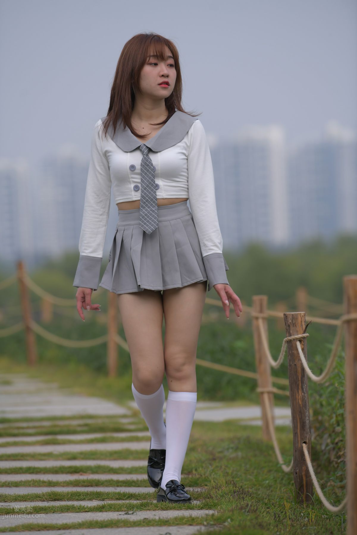 [魔鏡街拍] 095 性感動人的小百褶裙美女 491