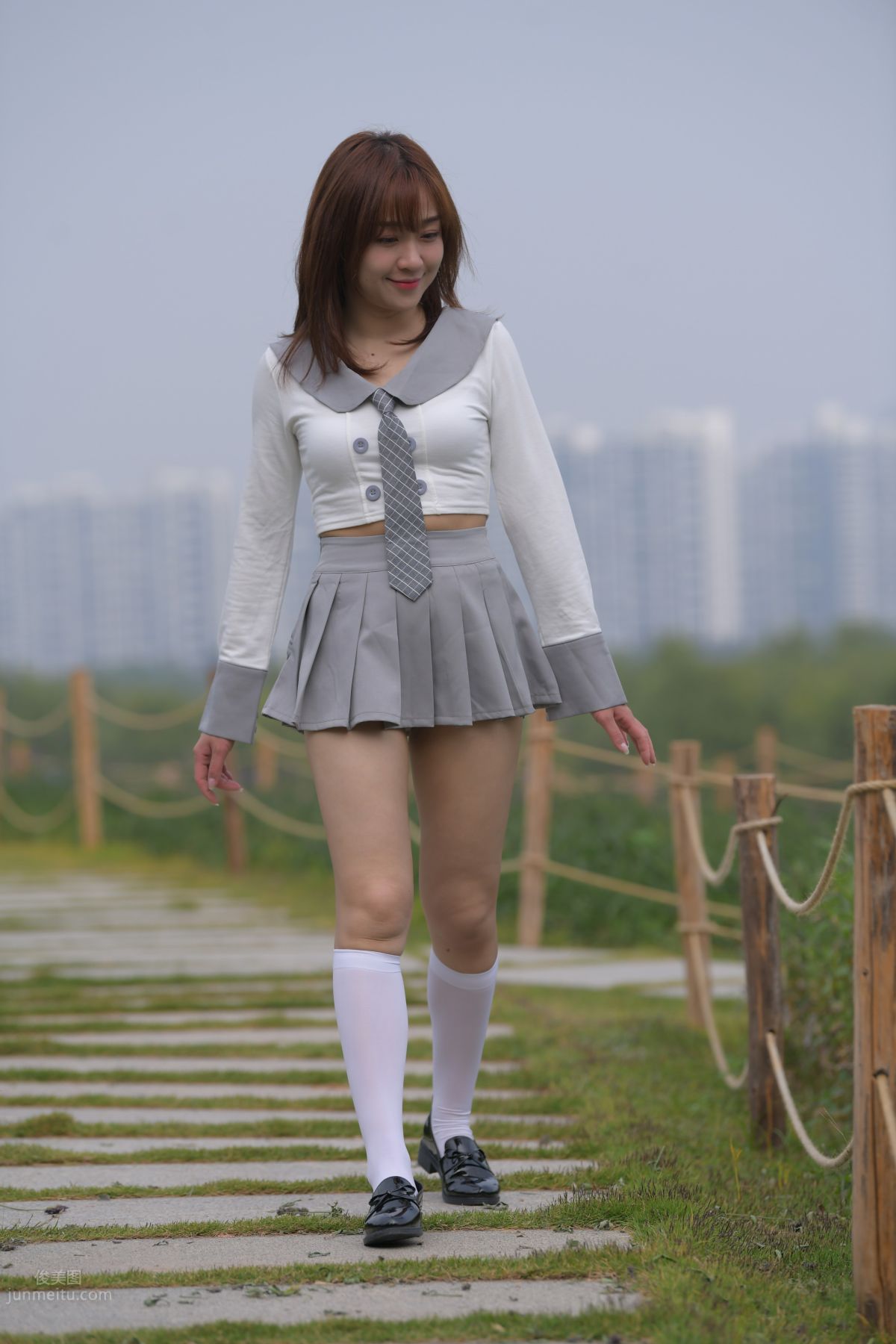 [魔鏡街拍] 095 性感動人的小百褶裙美女 495