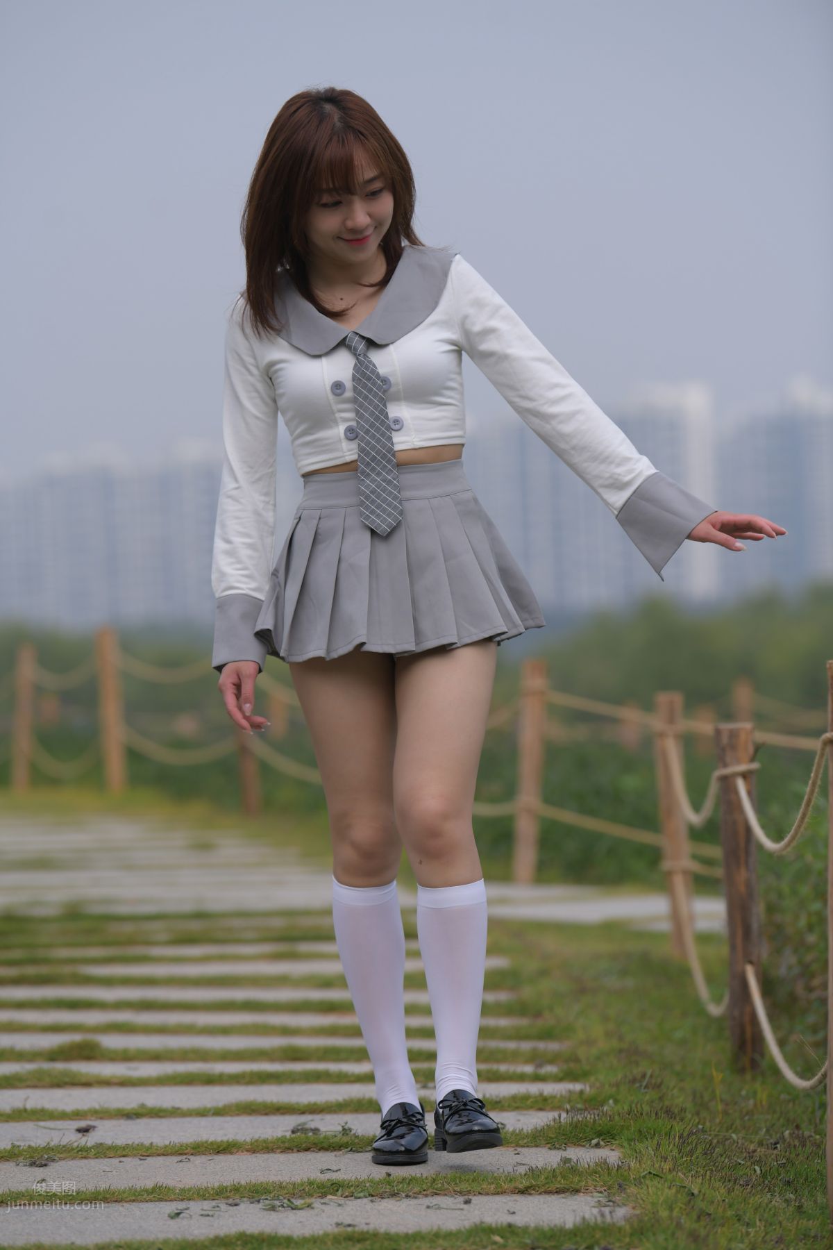 [魔鏡街拍] 095 性感動人的小百褶裙美女 497