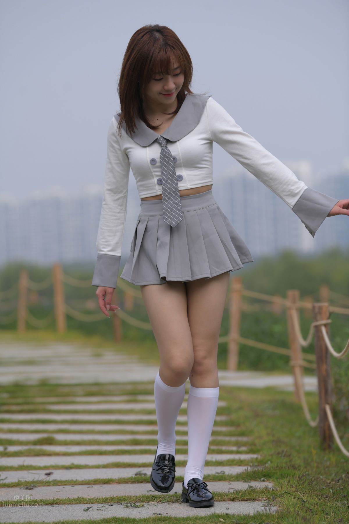 [魔鏡街拍] 095 性感動人的小百褶裙美女 500