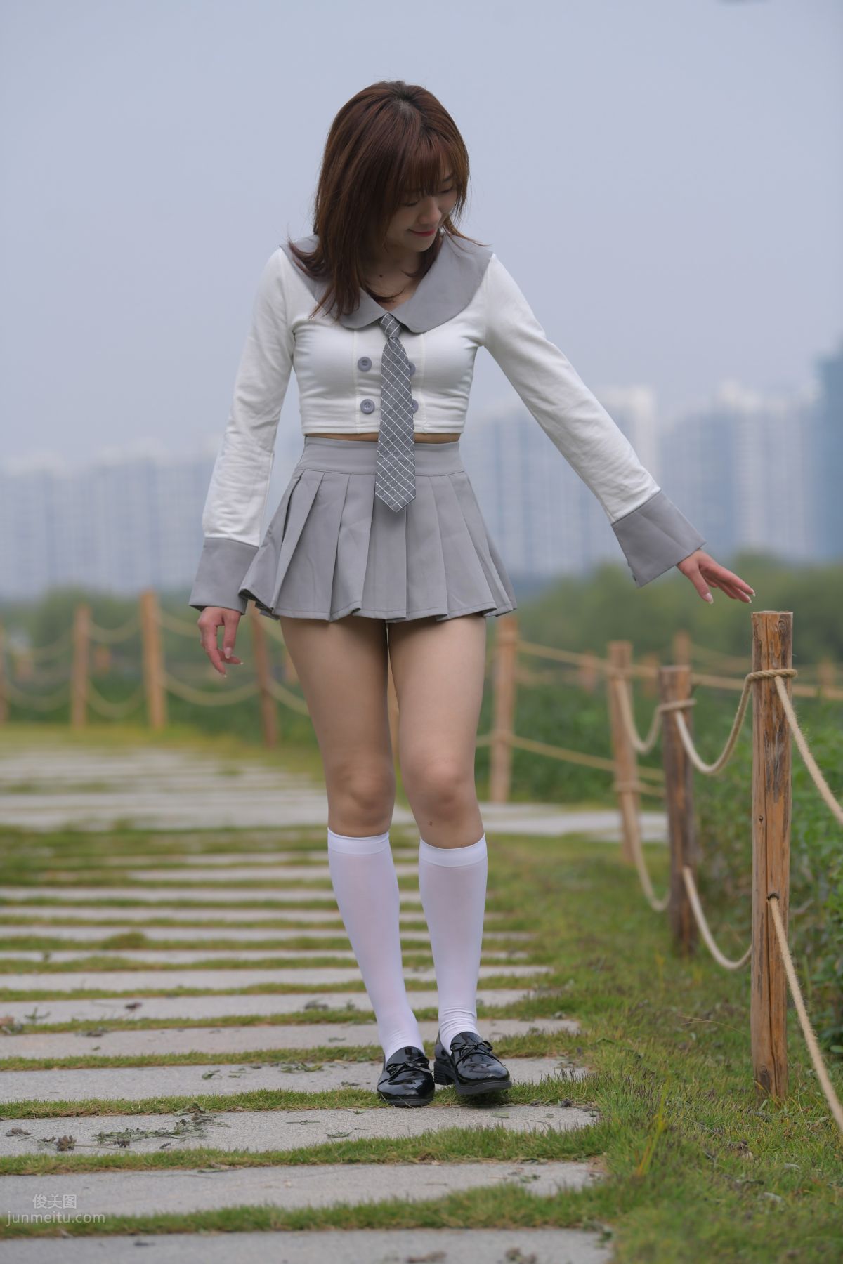 [魔鏡街拍] 095 性感動人的小百褶裙美女 501