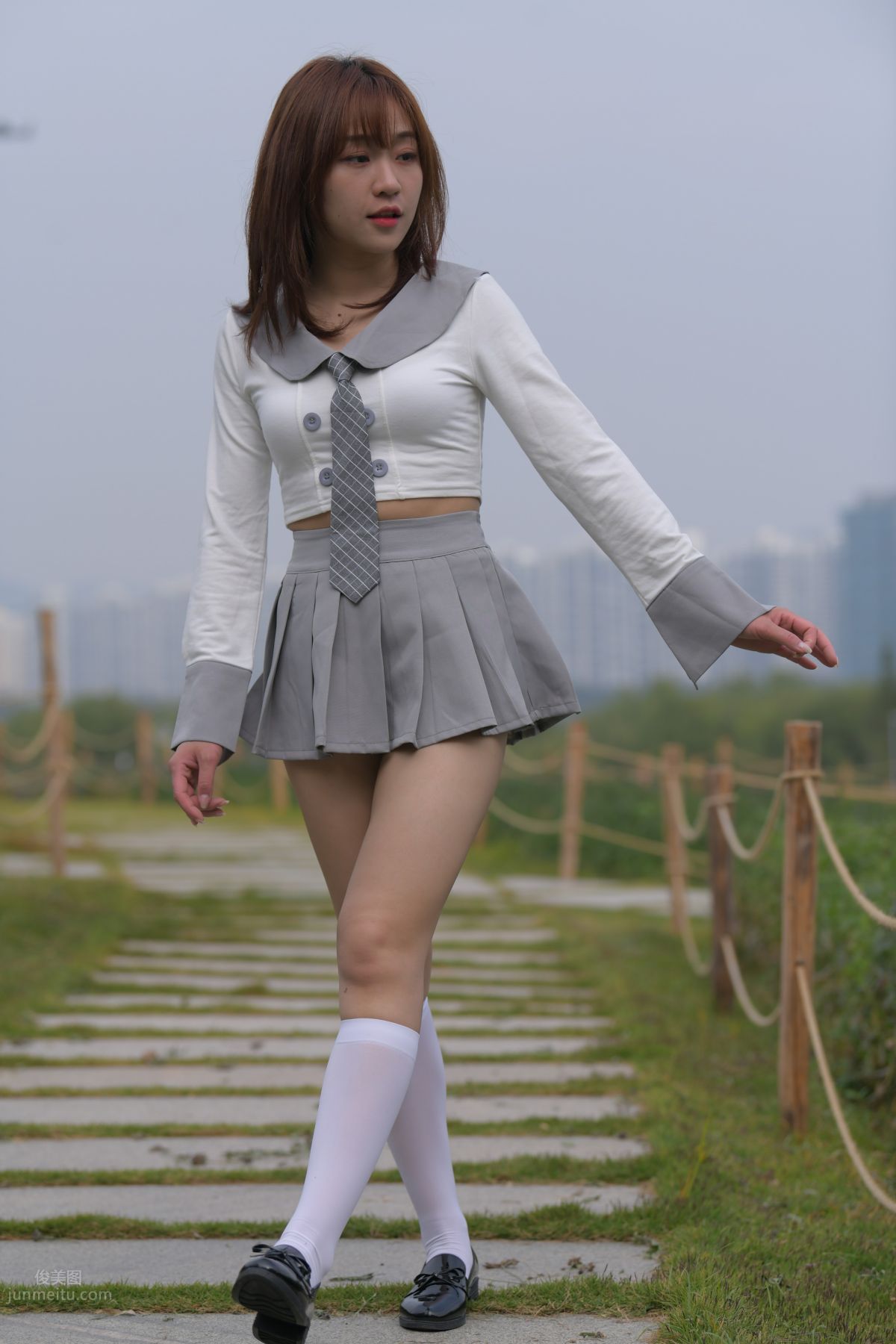 [魔鏡街拍] 095 性感動人的小百褶裙美女 506