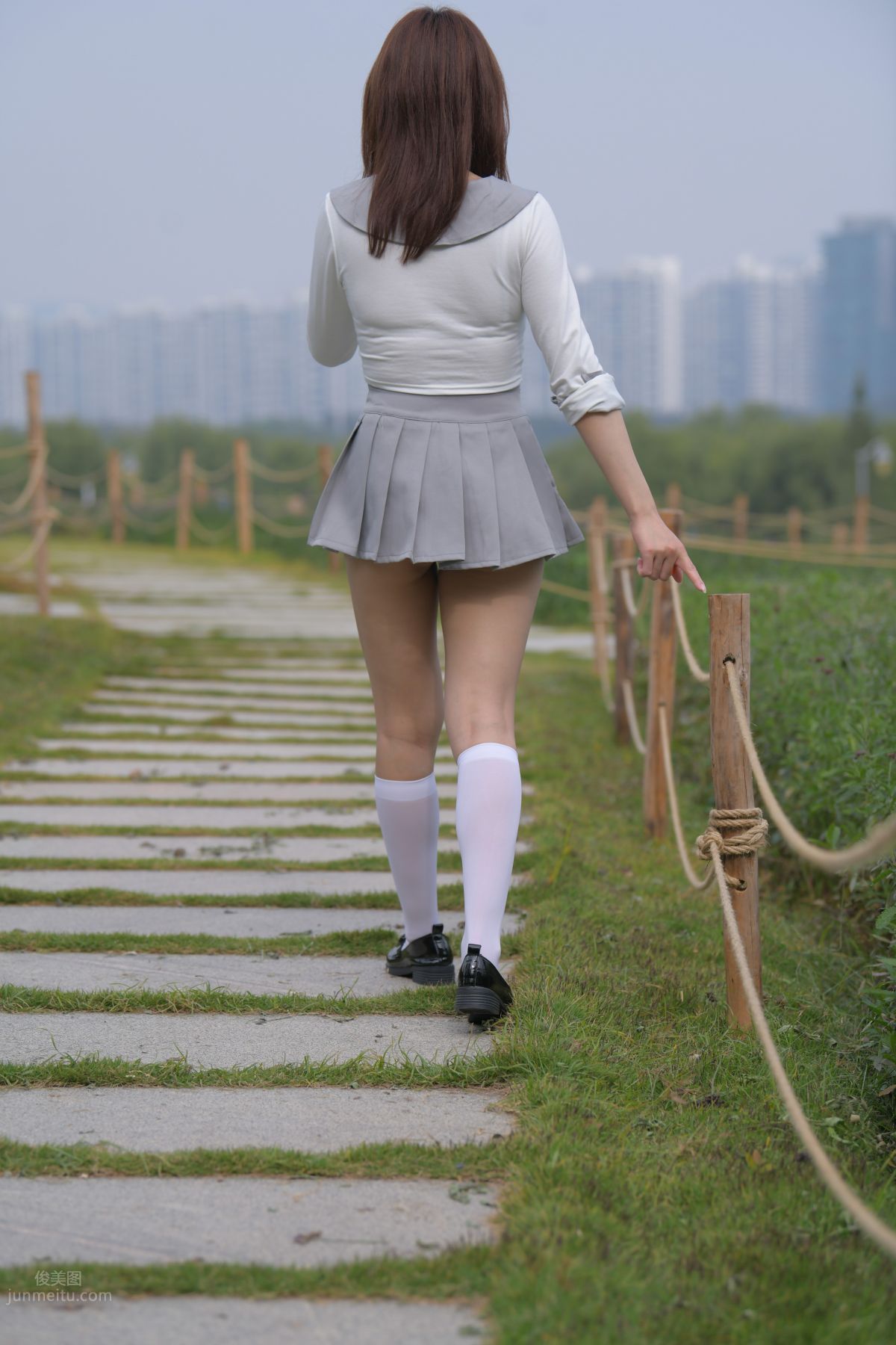 [魔鏡街拍] 095 性感動人的小百褶裙美女 511