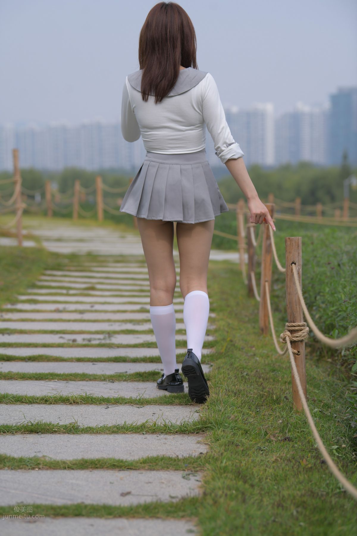 [魔鏡街拍] 095 性感動人的小百褶裙美女 512