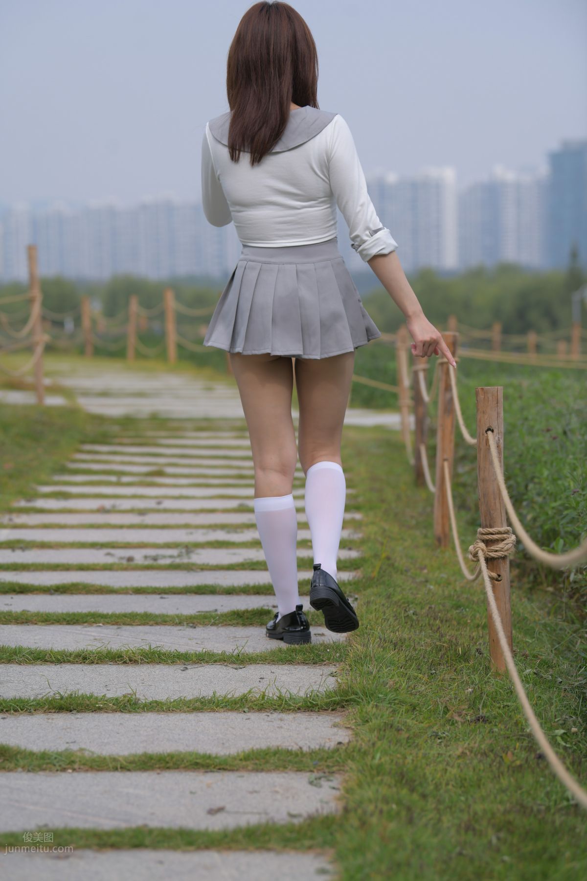 [魔鏡街拍] 095 性感動人的小百褶裙美女 513