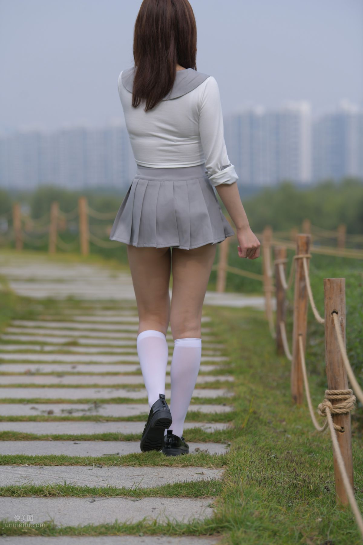 [魔鏡街拍] 095 性感動人的小百褶裙美女 515