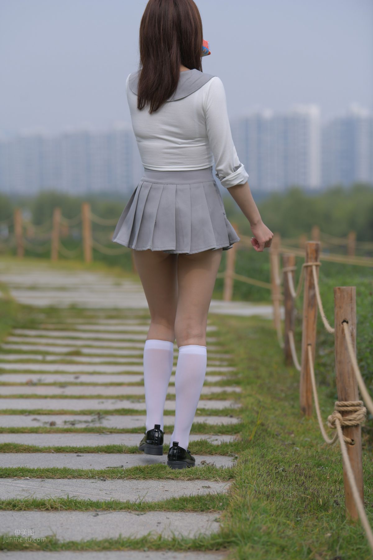 [魔鏡街拍] 095 性感動人的小百褶裙美女 516