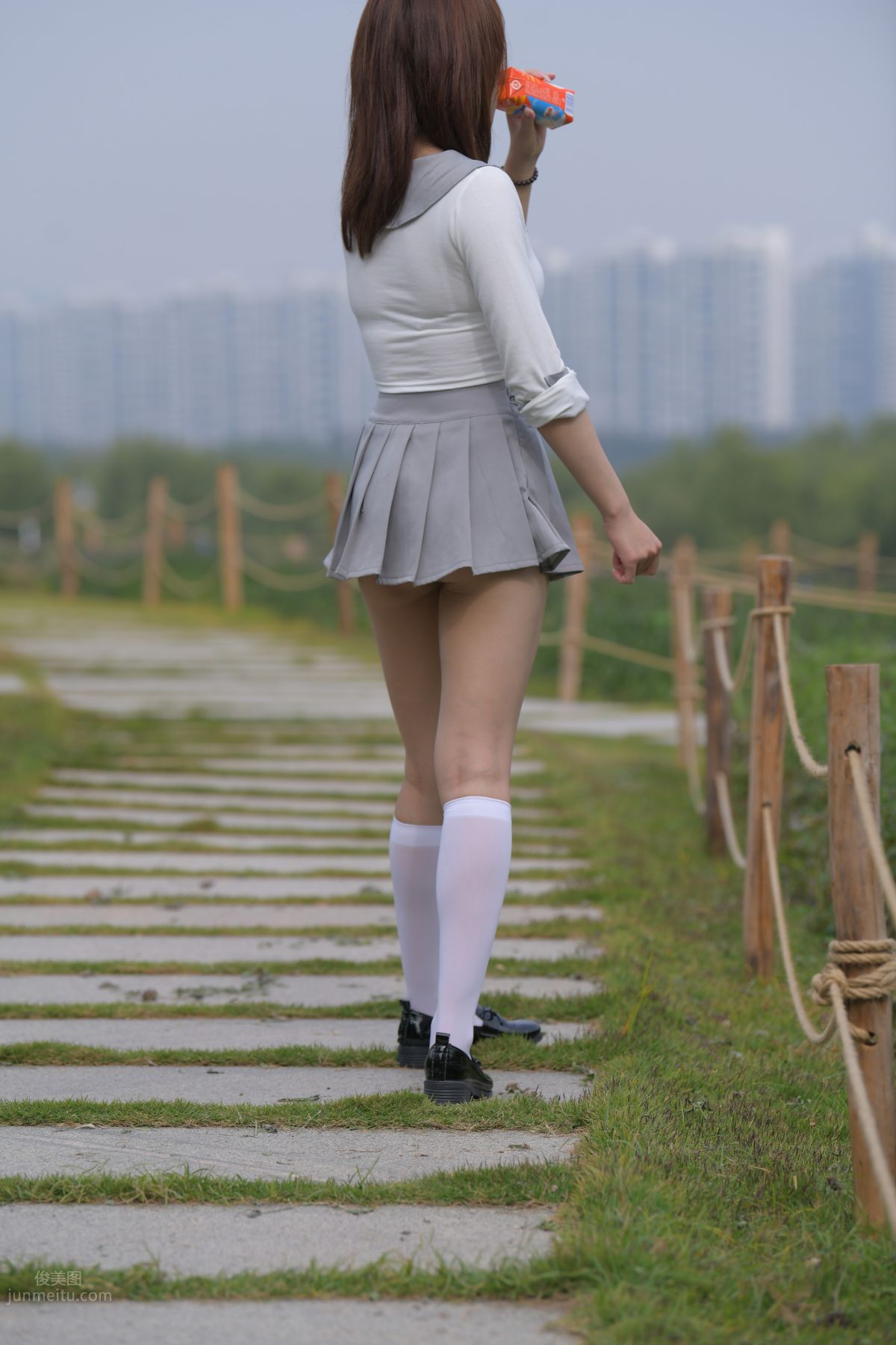 [魔鏡街拍] 095 性感動人的小百褶裙美女 518